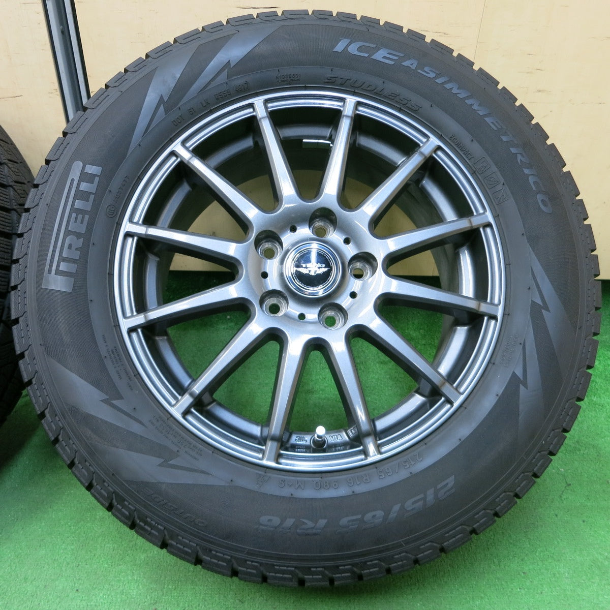 *送料無料* バリ溝！キレイ！ほぼ10分★スタッドレス 215/65R16 ピレリ アイスアシンメトリコ TEAD テッド 16インチ PCD114.3/5H★4051606イス