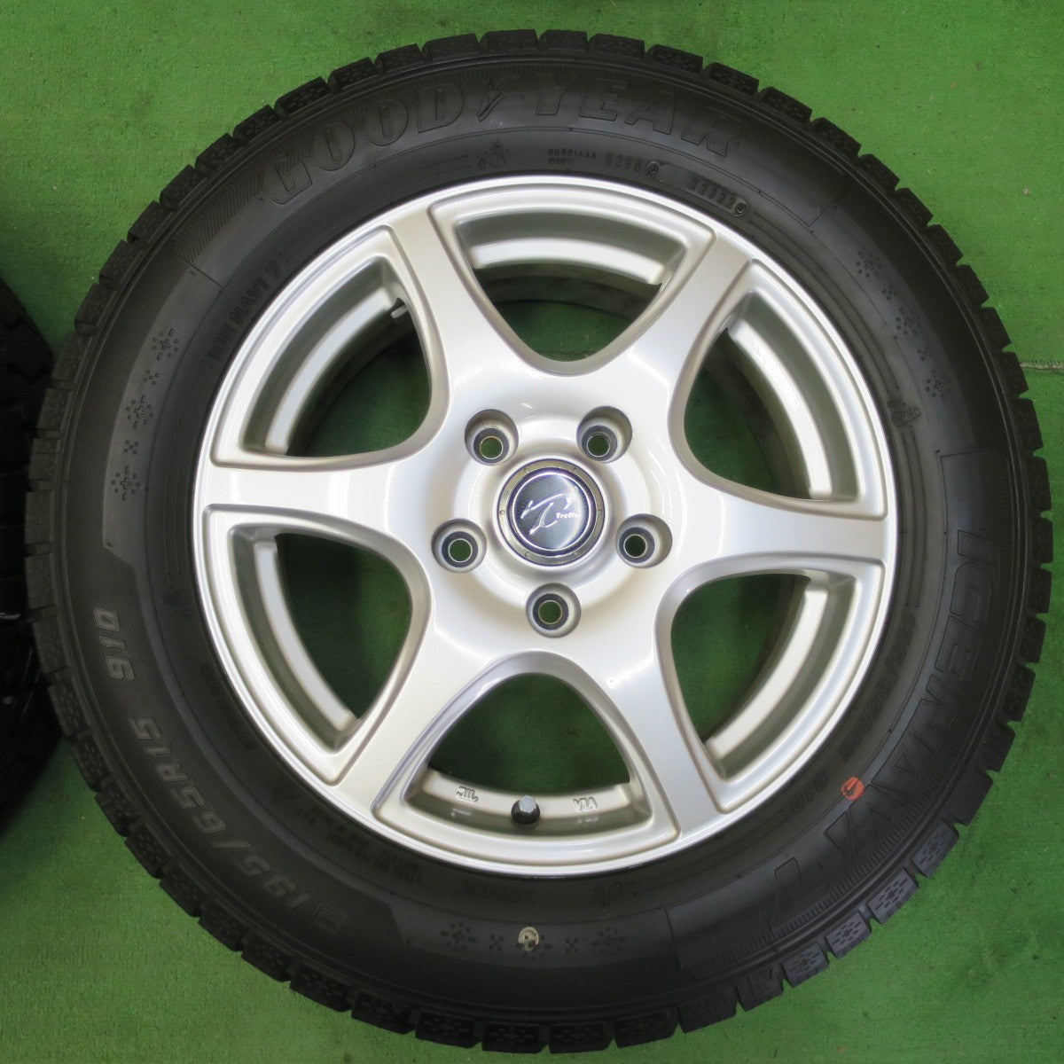 [送料無料] バリ溝！22年！キレイ！9.5分以上★スタッドレス 195/65R15 グッドイヤー アイスナビ7 Treffer トレファー 15インチ PCD114.3/5H★4100708イス