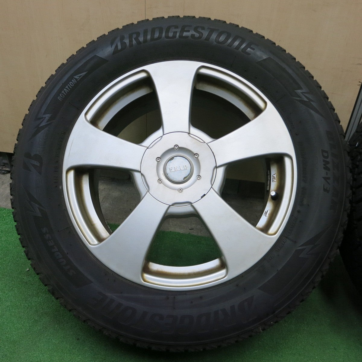 *送料無料* バリ溝！8.5分★スタッドレス 225/65R17 ブリヂストン ブリザック DM-V3 FEID 17インチ PCD100 114.3/5H マルチ★4070102ナス