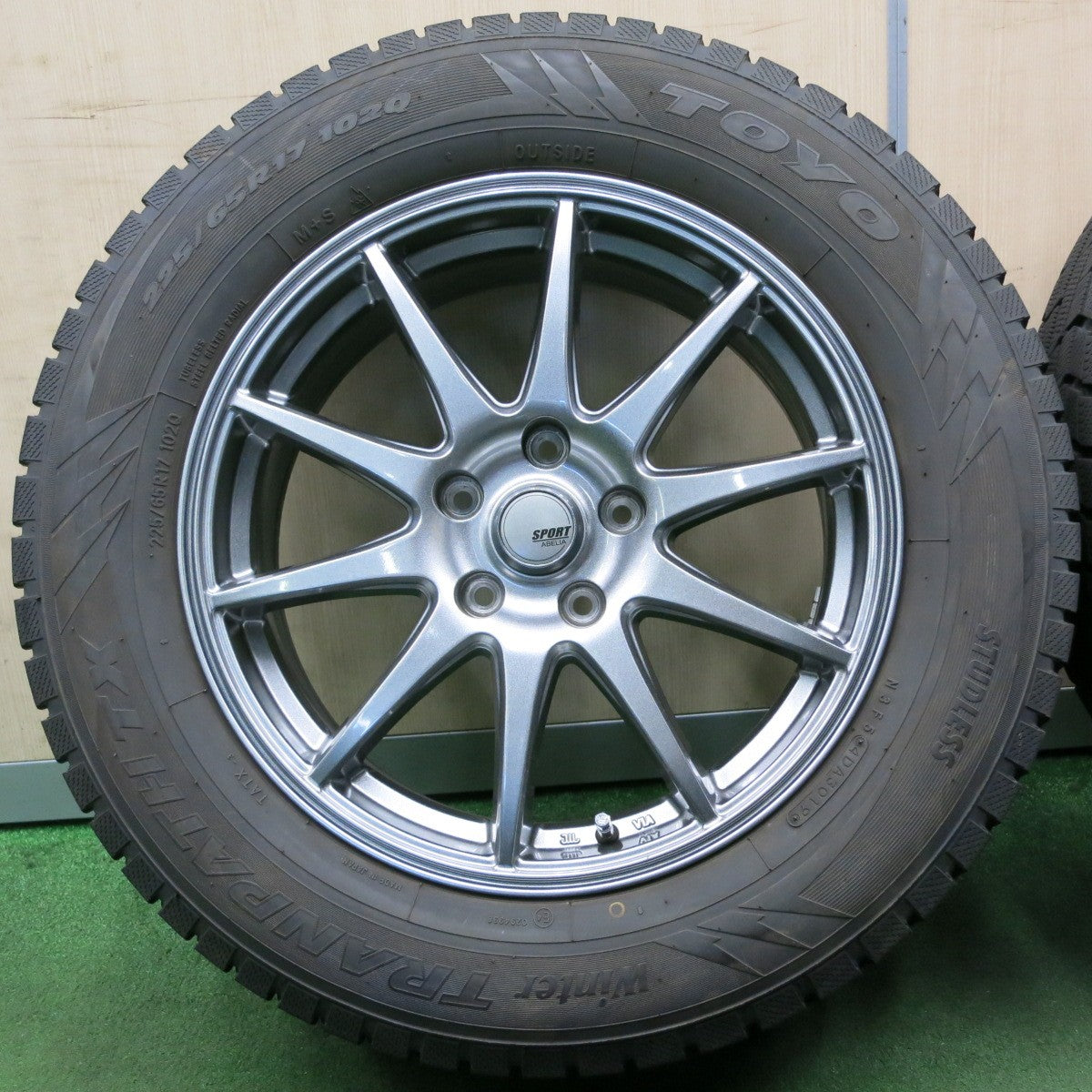 *送料無料* バリ溝！キレイ！9.5分★スタッドレス 225/65R17 トーヨー ウインター トランパス TX SPORT ABELIA 17インチ PCD114.3/5H★4051401NJス