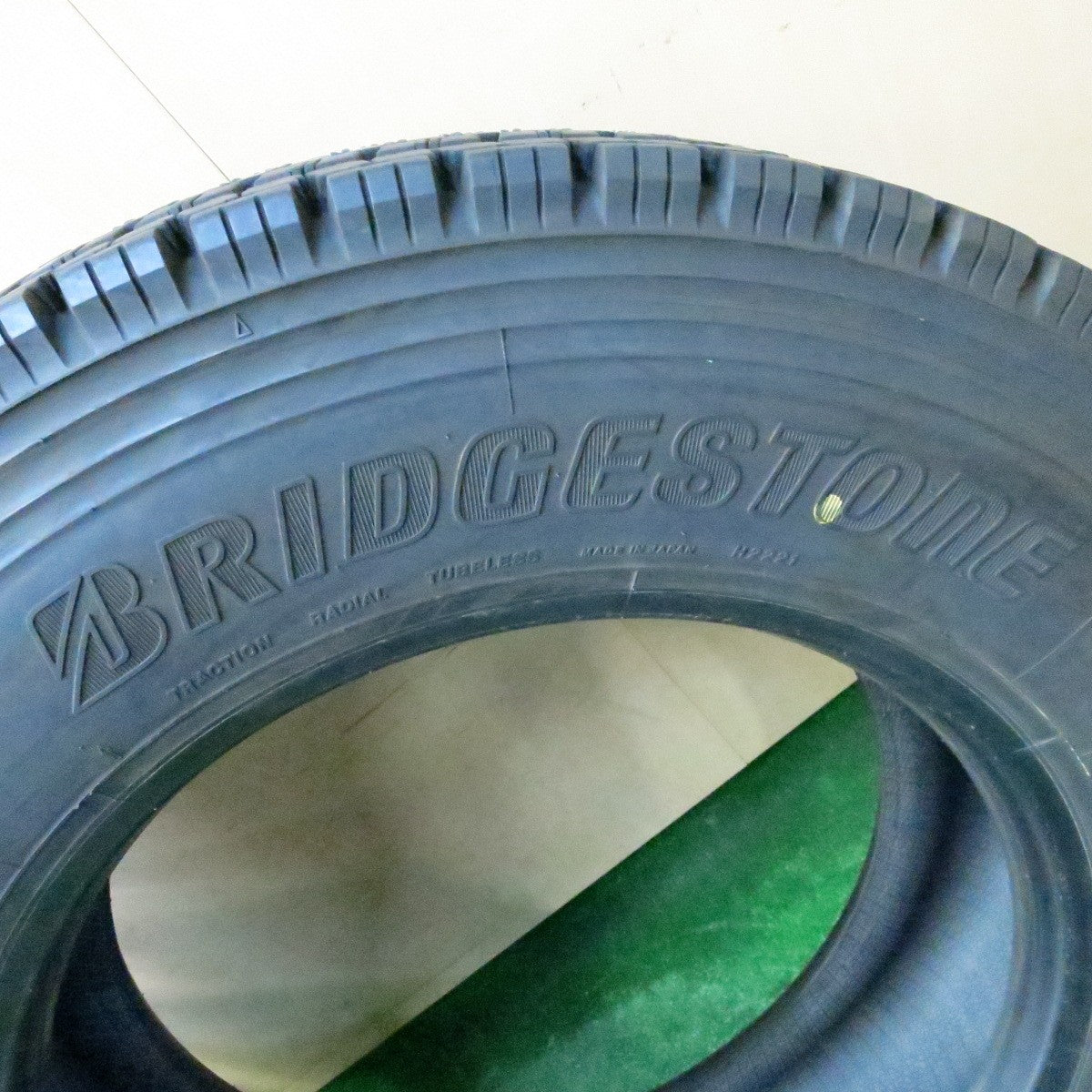 *送料無料* バリ溝！23年！9.5分★トラック タイヤ 245/70R19.5 136/134J スタッドレス ブリヂストン W999 19.5インチ★4050414ナス