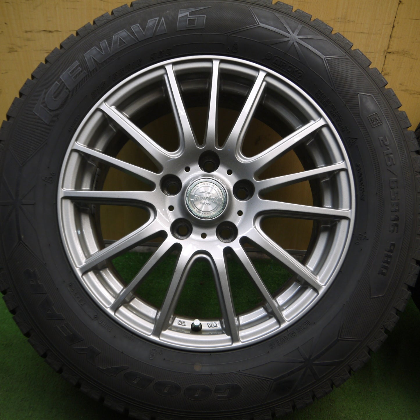 *送料無料* バリ溝！キレイ！9.5分★スタッドレス 215/65R16 グッドイヤー アイスナビ6 ravrion selzer ラブリオン 16インチ PCD114.3/5H★4040211Hス