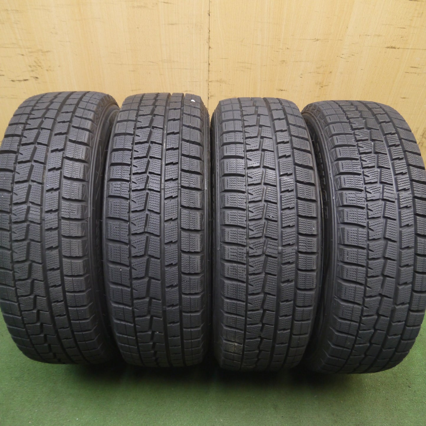 *送料無料* バリ溝！9.5分以上★スタッドレス 185/65R15 ダンロップ ウインターマックス WM01 スチール 15インチ PCD100 114.3/5H マルチ★4072203Hス