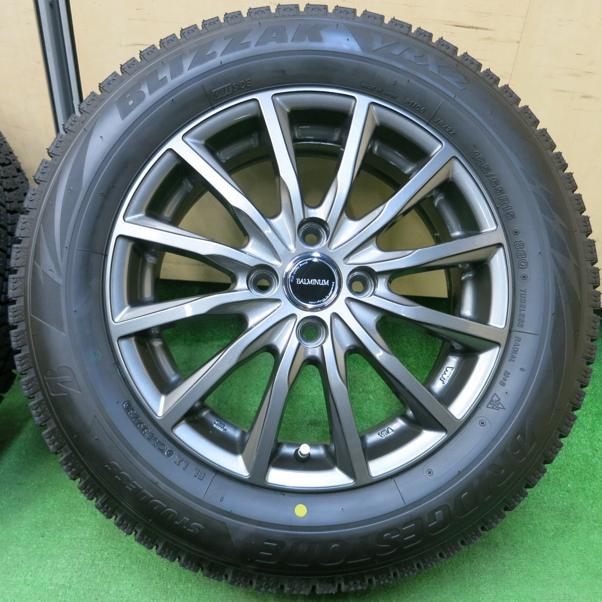 *送料無料* ほぼ未使用！23年★スタッドレス 185/65R15 ブリヂストン ブリザック VRX2 BALMINUM バルミナ 15インチ PCD100/4H★4041803イス