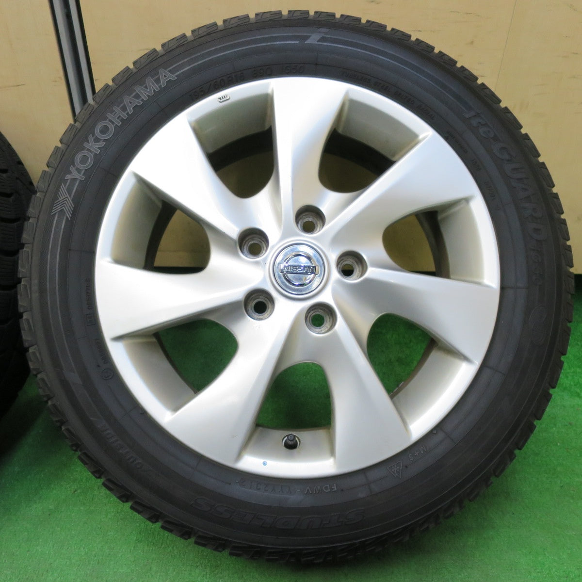 *送料無料* バリ溝！8.5分★日産 C26 セレナ ハイウェイスター 純正 195/60R16 スタッドレス ヨコハマ アイスガード iG50 PCD114.3/5H★4060702イス