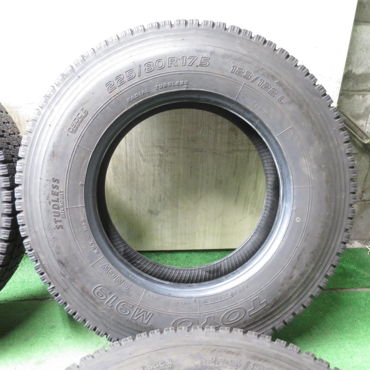 *送料無料* バリ溝！9分★トラック タイヤ 225/80R17.5 123/122L スタッドレス トーヨー M919  17.5インチ★4052804クスタ