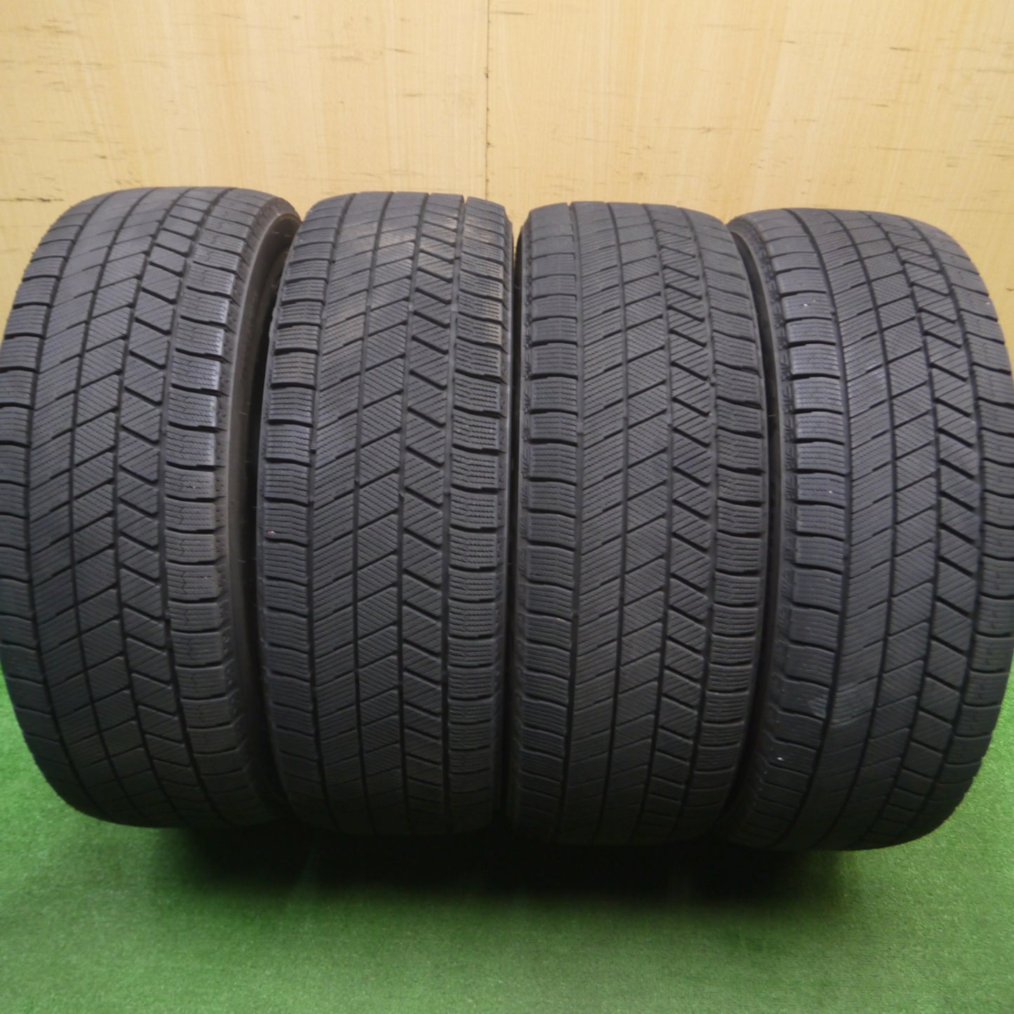 [送料無料] バリ溝！23年！9.5分★レガシィ 等 225/45R18 スタッドレス ブリヂストン ブリザック VRX3 SCHNEIDER シュナイダー 18インチ PCD100/5H★4120909Hス