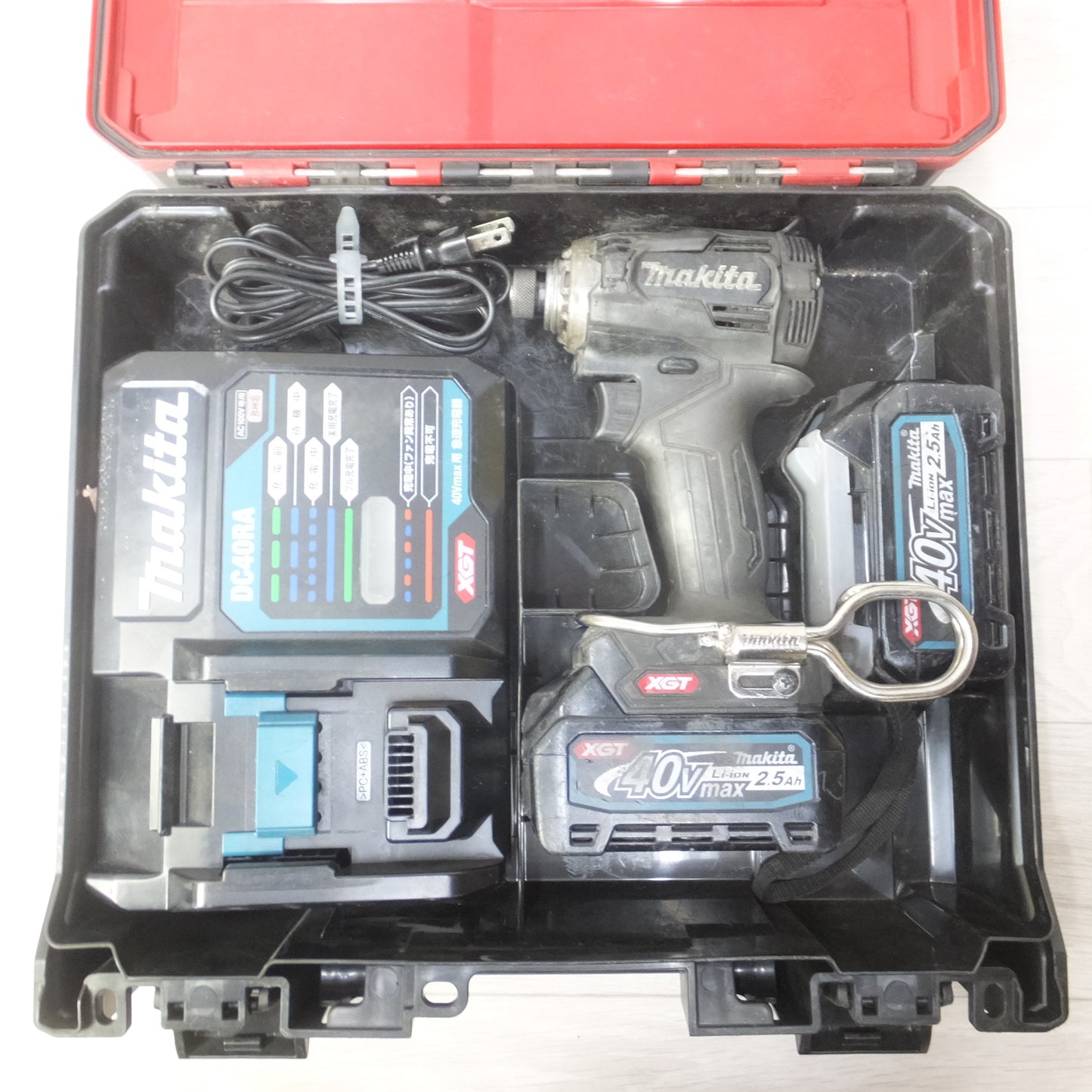 [送料無料] ◆makita マキタ 充電式インパクトドライバ TD001G 40V バッテリー2個 充電器付き 電動工具◆