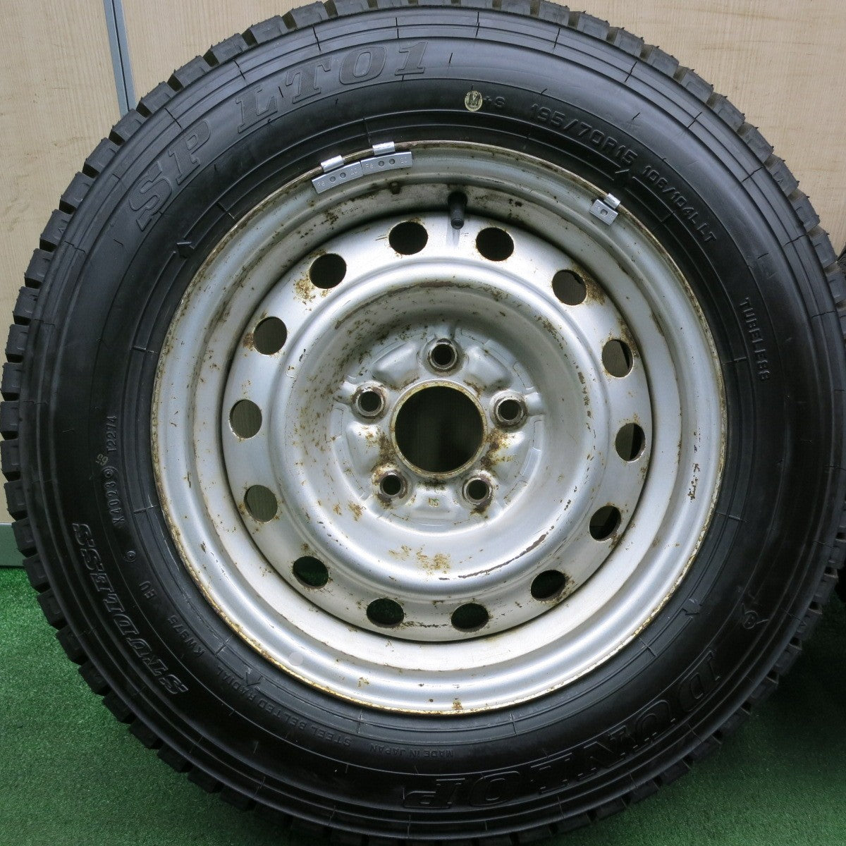 *送料無料* バリ溝！23年！ほぼ10分★スタッドレス 195/70R15 ダンロップ SP LT01 スチール ホイール 15インチ PCD114.3/5H★4042903HAス