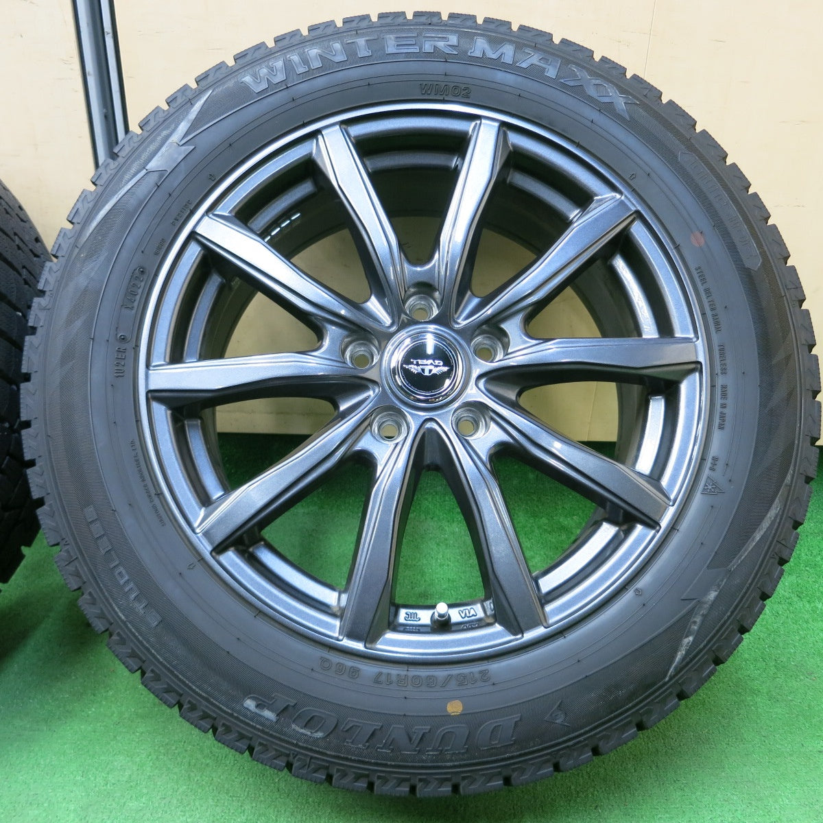 *送料無料* バリ溝！22年！キレイ！9.5分★スタッドレス 215/60R17 ダンロップ ウインターマックス WM02 TEAD テッド 17インチ PCD114.3/5H★4042907イス