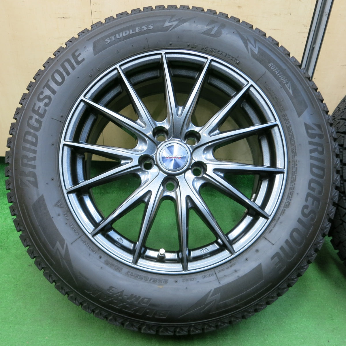 *送料無料* バリ溝！20年！キレイ！9.5分★スタッドレス 225/65R17 ブリヂストン ブリザック DM-V3 VELVA SPORTZ ヴェルヴァ PCD114.3/5H★4052704イス