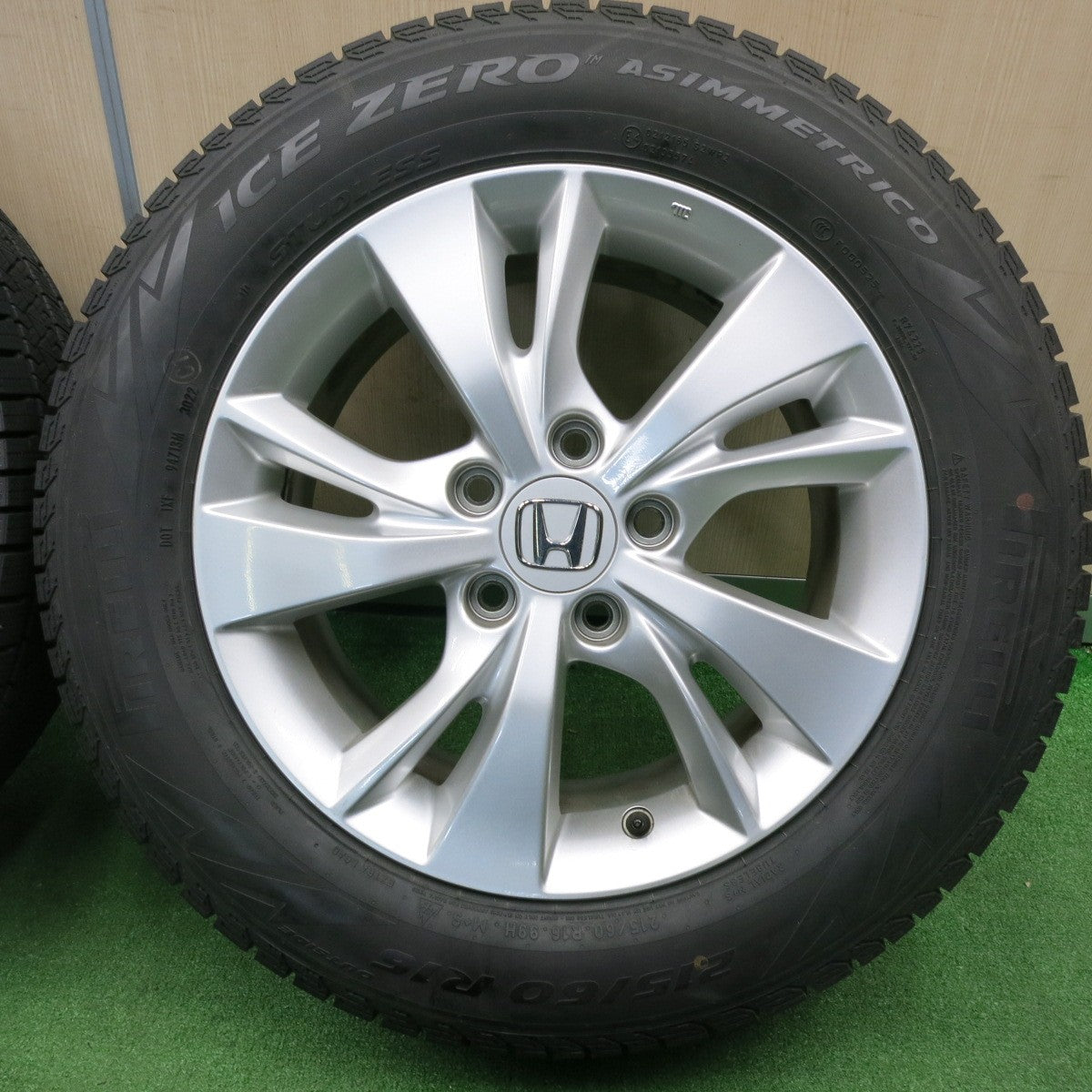 [送料無料] バリ溝！22年！キレイ！9.5分以上★ホンダ ヴェゼル 純正 215/60R16 スタッドレス ピレリ アイスゼロ アシンメトリコ 16インチ PCD114.3/5H★4121606TNス