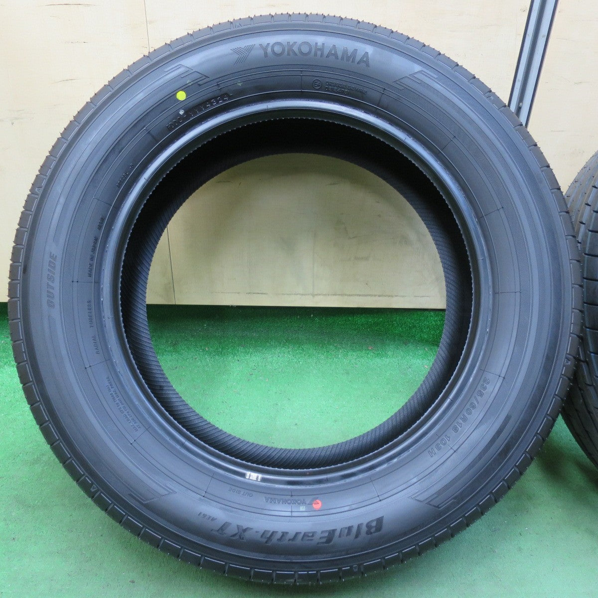 [送料無料] 新車外し！24年★235/60R18 ヨコハマ BluEarth-XT AE61 タイヤ 18インチ レクサス NX RX CR-V アウトランダー 等★5012405イノタ