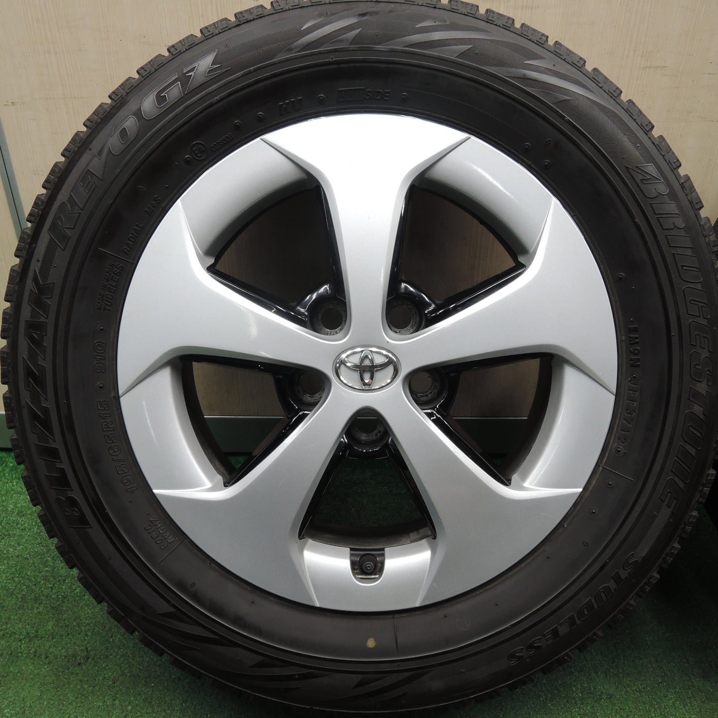 *送料無料* 4本価格★トヨタ 30系 プリウス 純正 195/65R15 スタッドレス ブリヂストン ブリザック REVO GZ PCD100/5H★4031602HAス