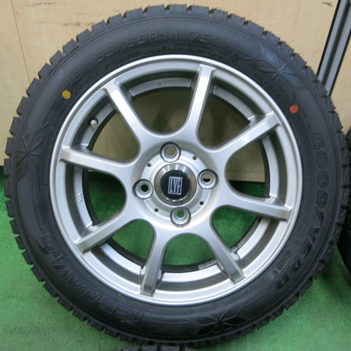 [送料無料] 超バリ溝！キレイ！ほぼ10分★スタッドレス 155/65R14 グッドイヤー アイスナビ6 LVF 社外 アルミ 14インチ PCD100/4H★4111203SYス