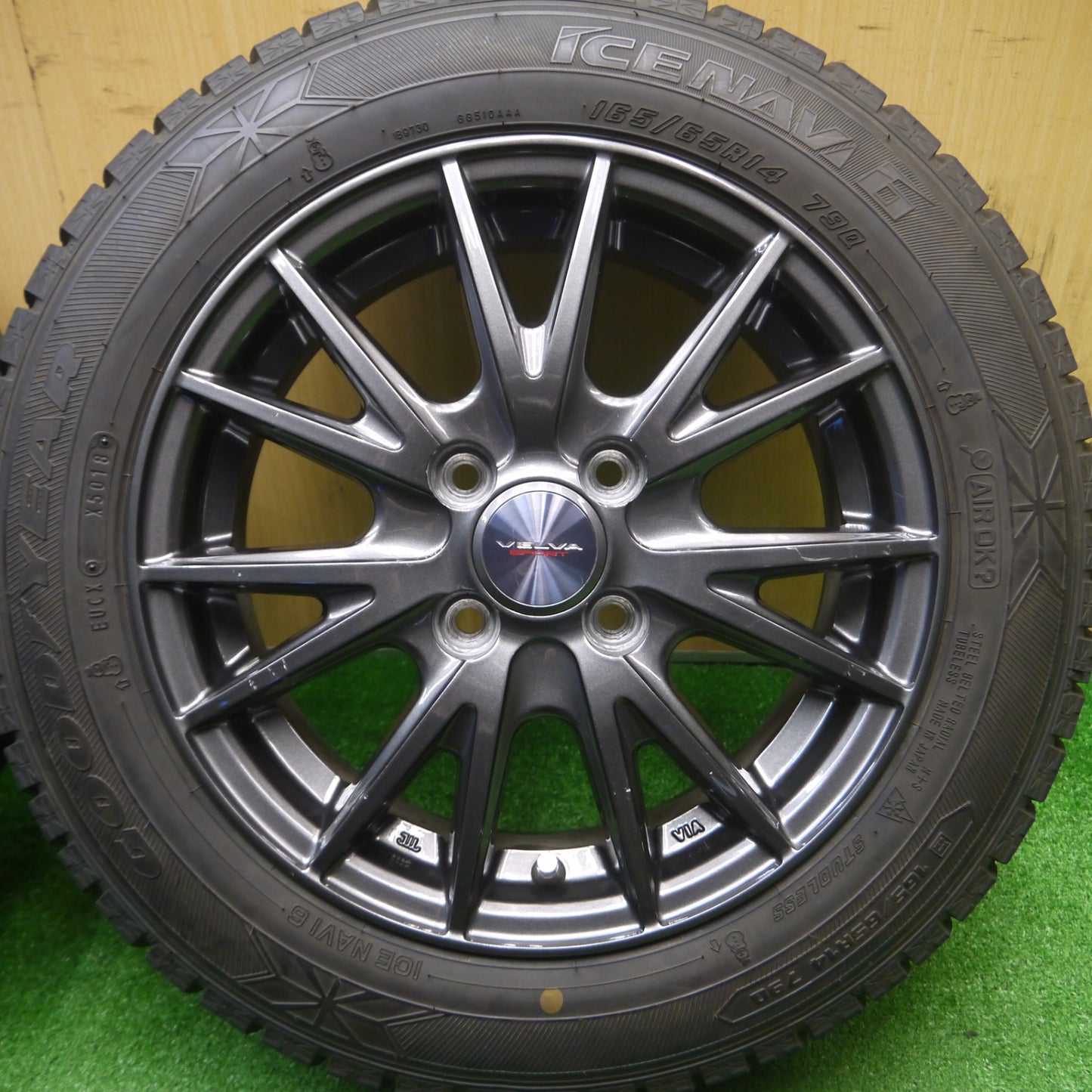 [送料無料] バリ溝！9.5分以上★スタッドレス 165/65R14 グッドイヤー アイスナビ6 VELVA SPORT ヴェルヴァ 14インチ PCD100/4H★4101801Hス