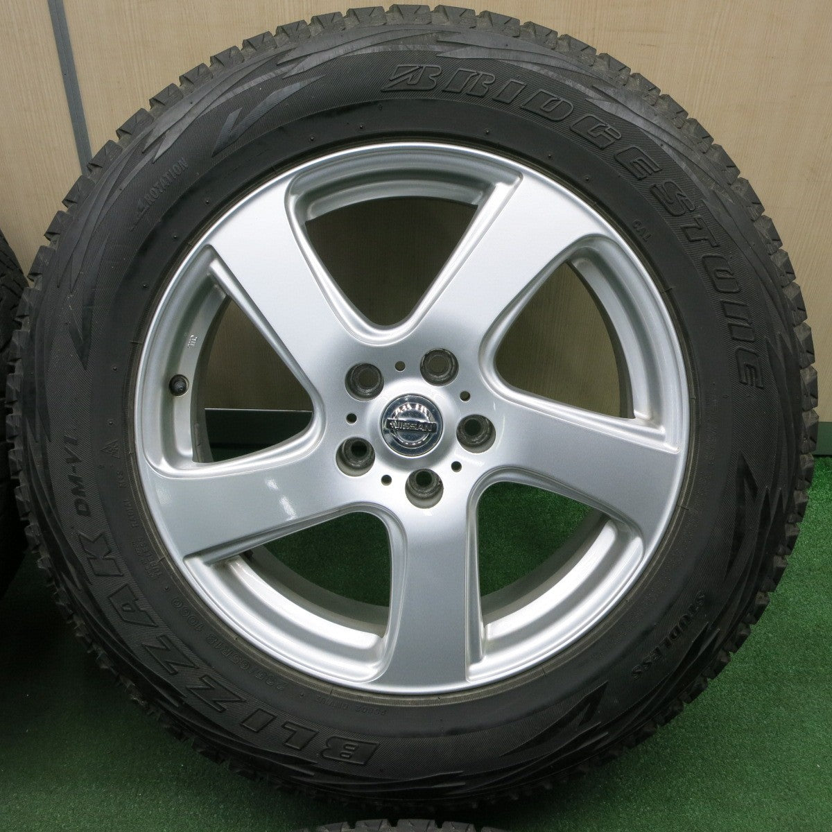 *送料無料* キレイ★日産 エクストレイル 純正 OP 235/65R18 スタッドレス ブリヂストン ブリザック DM-V1  PCD114.3/5H★4040305TNス