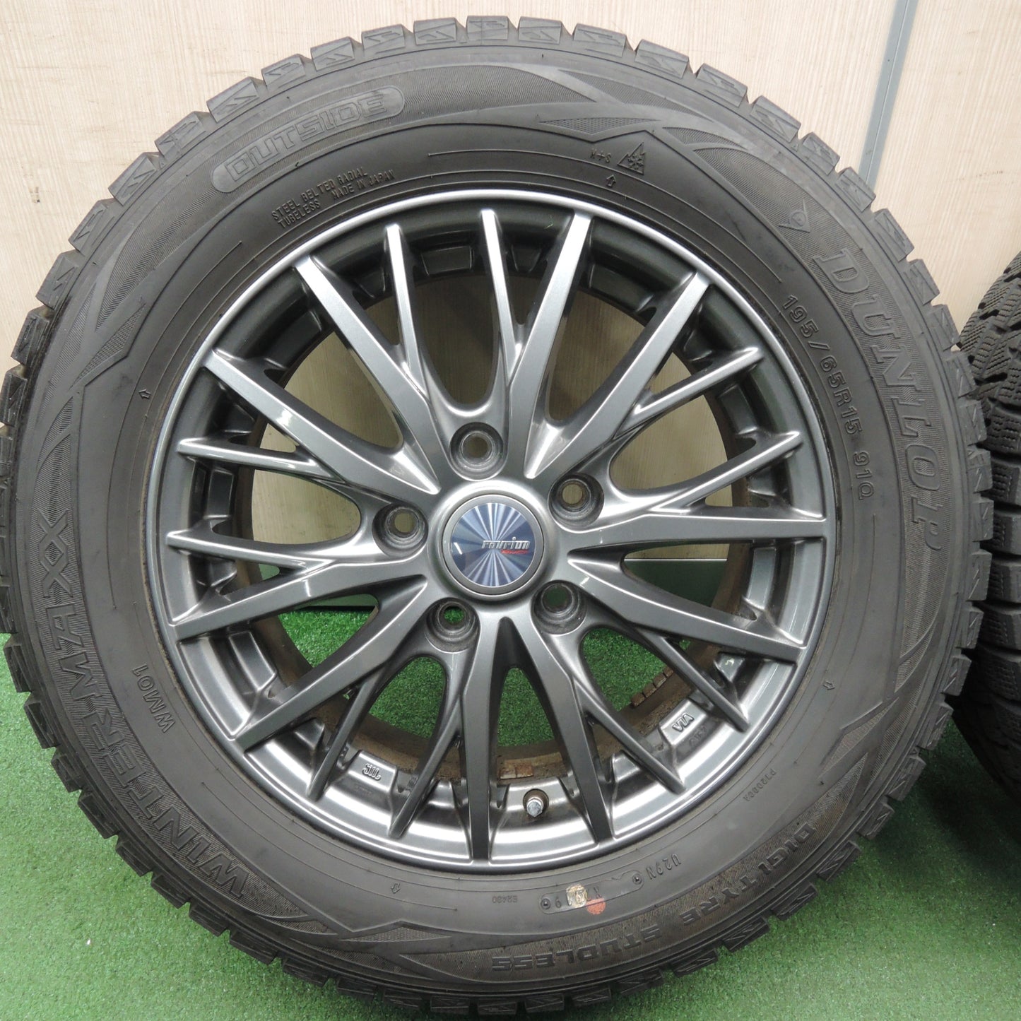 *送料無料* バリ溝！9.5分★スタッドレス 195/65R15 ダンロップ ウインターマックス WM01 ravrion RM01 ラブリオン PCD114.3/5H★4031310TNス