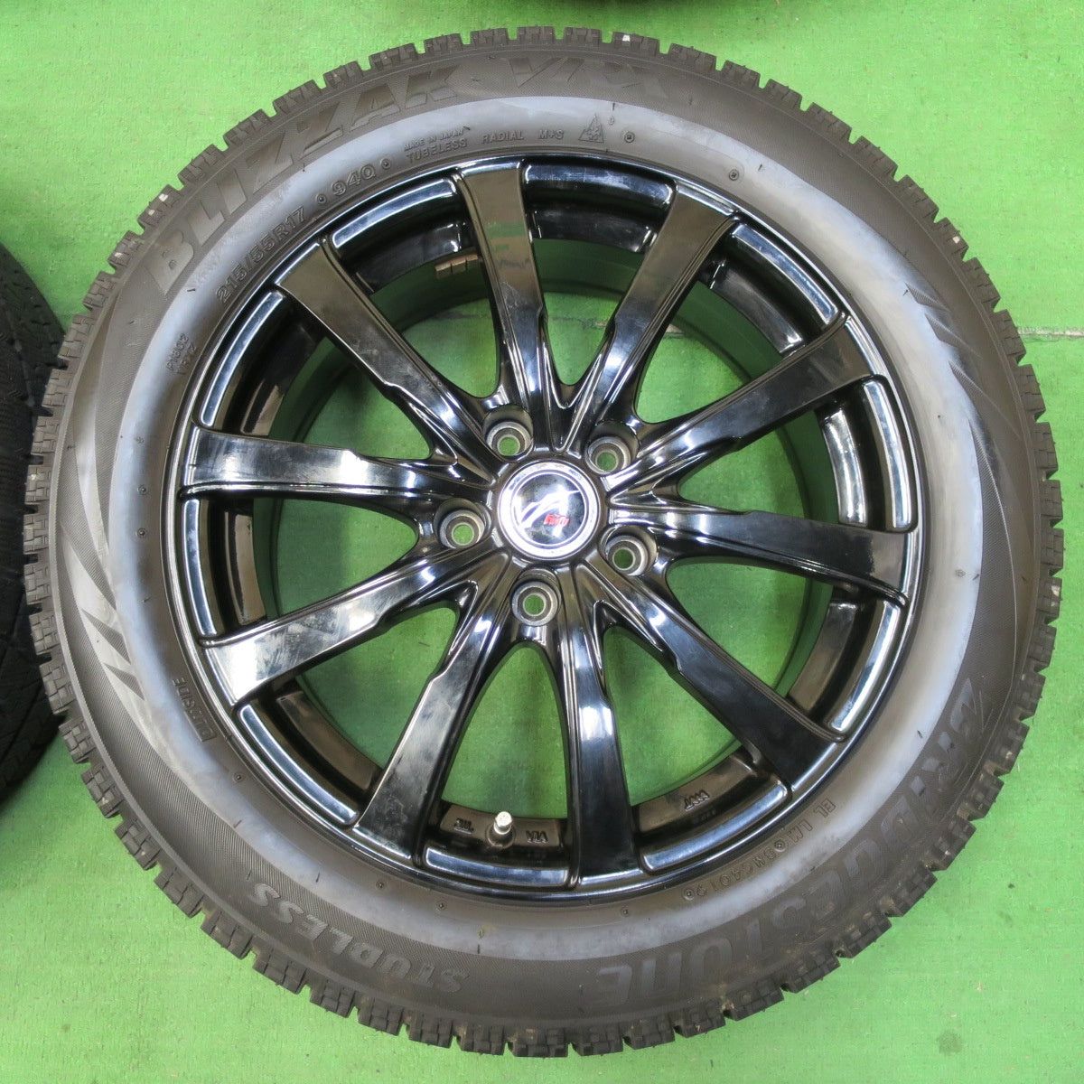 *送料無料* バリ溝！9.5分以上★スタッドレス 215/55R17 ブリヂストン ブリザック VRX Fang ファング 17インチ PCD114.3/5H★4090503イス