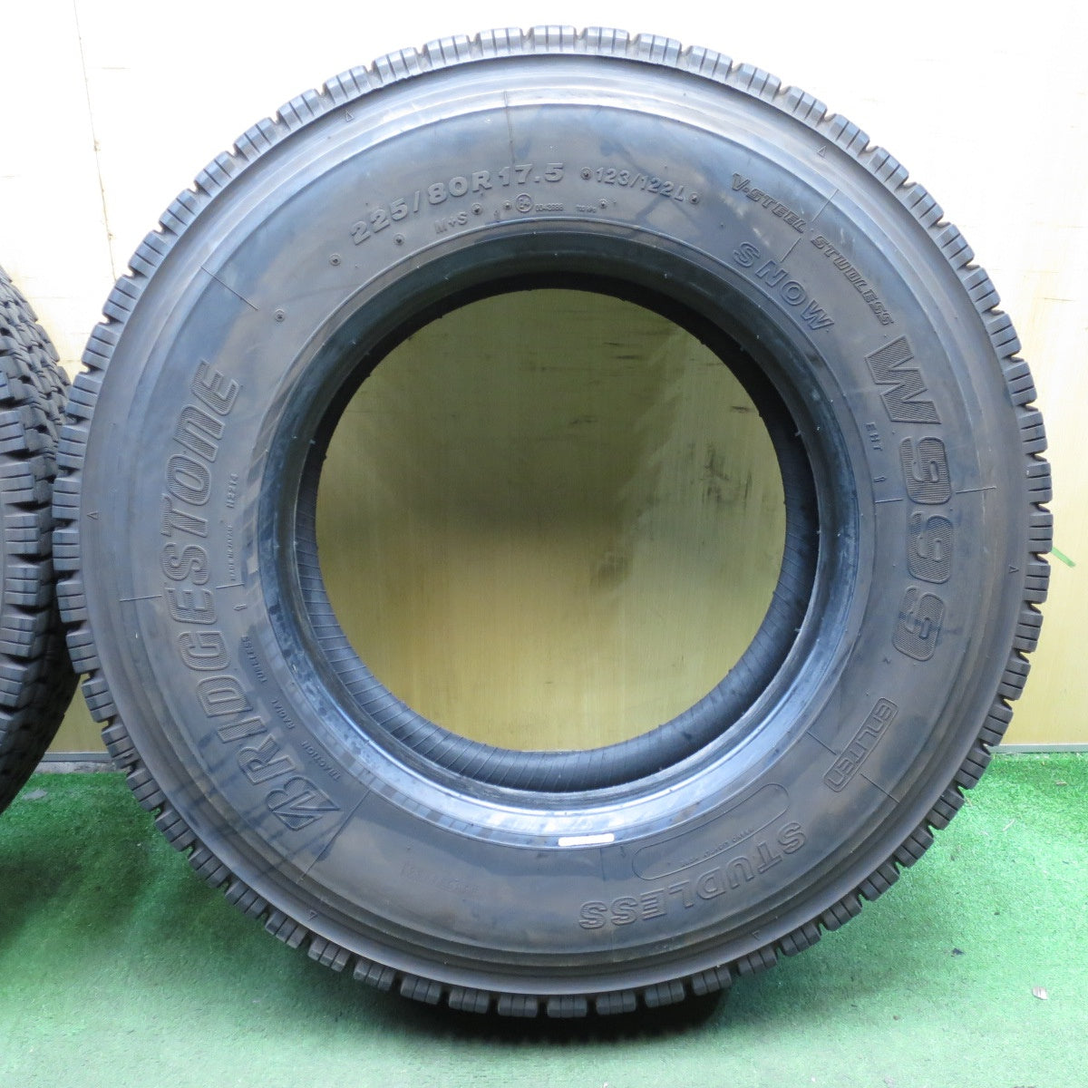 *送料無料* バリ溝！23年！9分★トラック タイヤ 225/80R17.5 123/122L スタッドレス ブリヂストン W999 17.5インチ★4032301クスタ