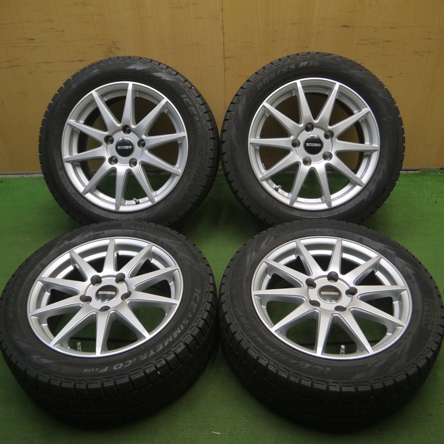 *送料無料* 超バリ溝！21年！綺麗！9.5分以上★BMW 等 205/55R16 スタッドレス ピレリ アイスアシンメトリコ プラス BIASSO PCD120/5H★4051309Hス