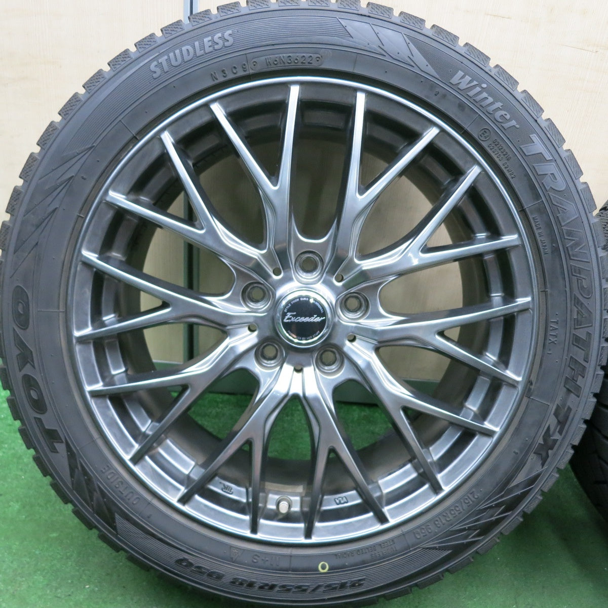 *送料無料* バリ溝！22年！キレイ！9.5分★スタッドレス 215/55R18 トーヨー ウインター トランパス TX Exceeder エクシーダー 18インチ PCD114.3/5H★4062904HAス