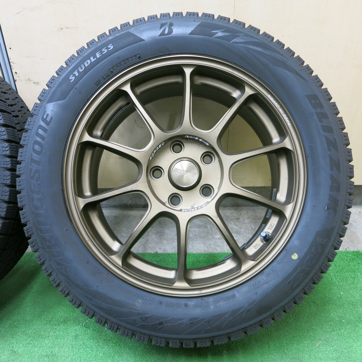 *送料無料* 超バリ溝！キレイ！ほぼ10分★RAYS VOLK RACING ZE40 鍛造 215/55R17 スタッドレス ブリヂストン ブリザック VRX2 レイズ PCD112/5H★4070901ナス