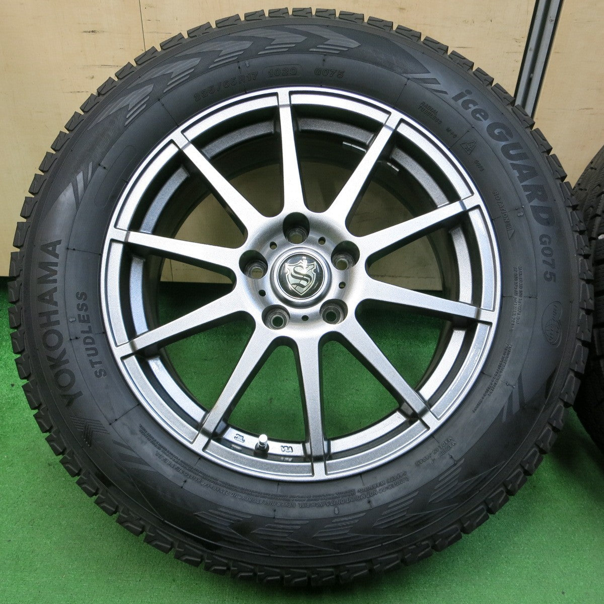 *送料無料* バリ溝！キレイ！9.5分★スタッドレス 225/65R17 ヨコハマ アイスガード G075 社外 アルミ 17インチ PCD114.3/5H★4053107イス