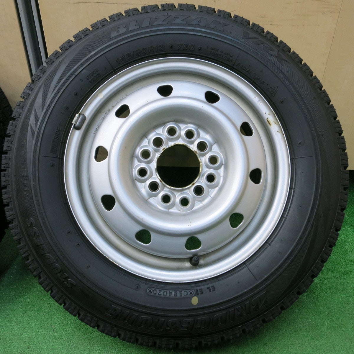 *送料無料* 超バリ溝！20年！ほぼ10分★スタッドレス 145/80R13 ブリヂストン ブリザック VRX スチール 13インチ PCD100 110 114.3/4H マルチ★4042305イス