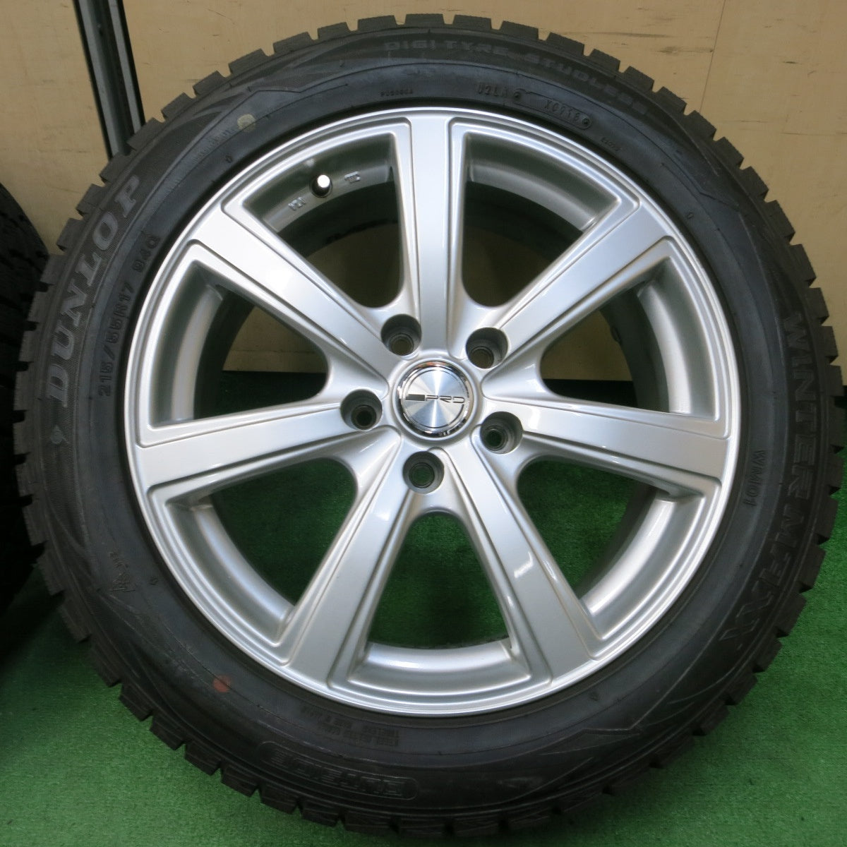 *送料無料* バリ溝！キレイ！9.5分以上★スタッドレス 215/55R17 ダンロップ ウインターマックス WM01 PRD 17インチ PCD114.3/5H★4031611イス