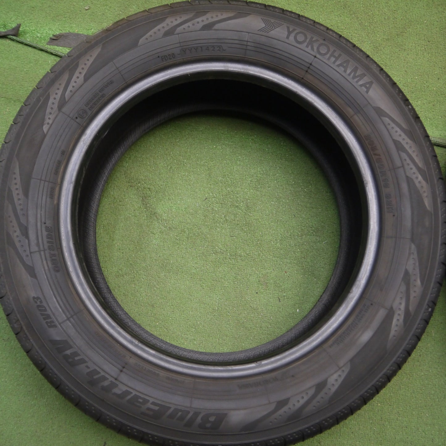 *送料無料* バリ溝！22年！9.5分★205/60R16 ヨコハマ BluEarth-RV RV03 ブルーアース タイヤ 16インチ ノア ヴォクシー ステップワゴン等★4051703Hノタ