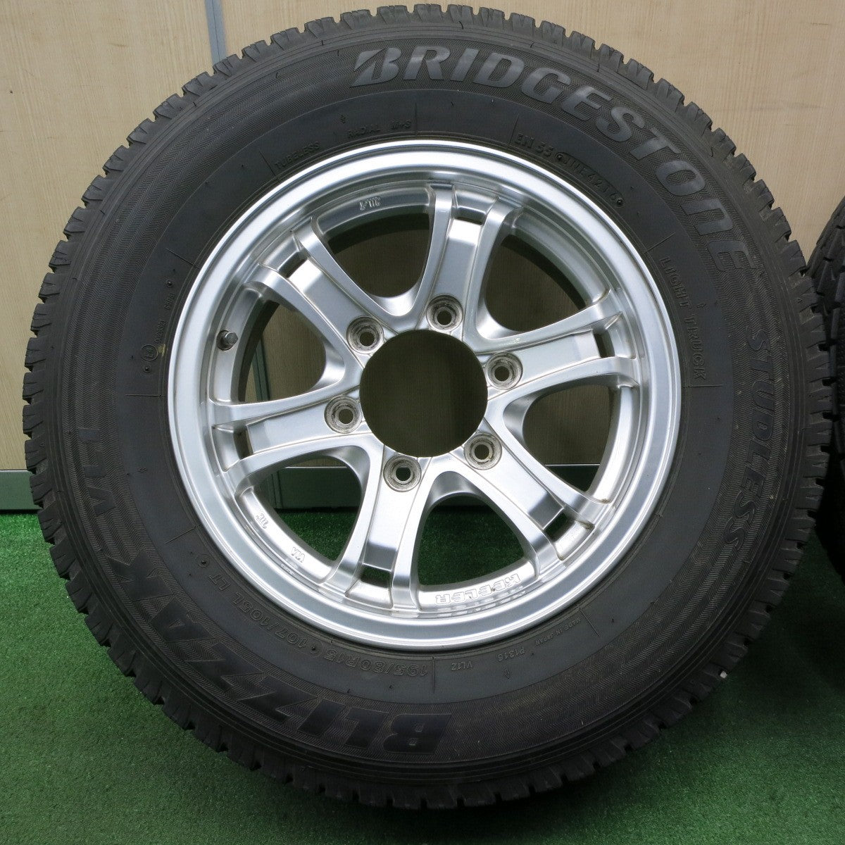 *送料無料* バリ溝！キレイ！8.5分★ハイエース等 KEELER 195/80R15 スタッドレス ブリヂストン ブリザック VL1 キーラー 15インチ PCD139.7/6H★4031807NJス