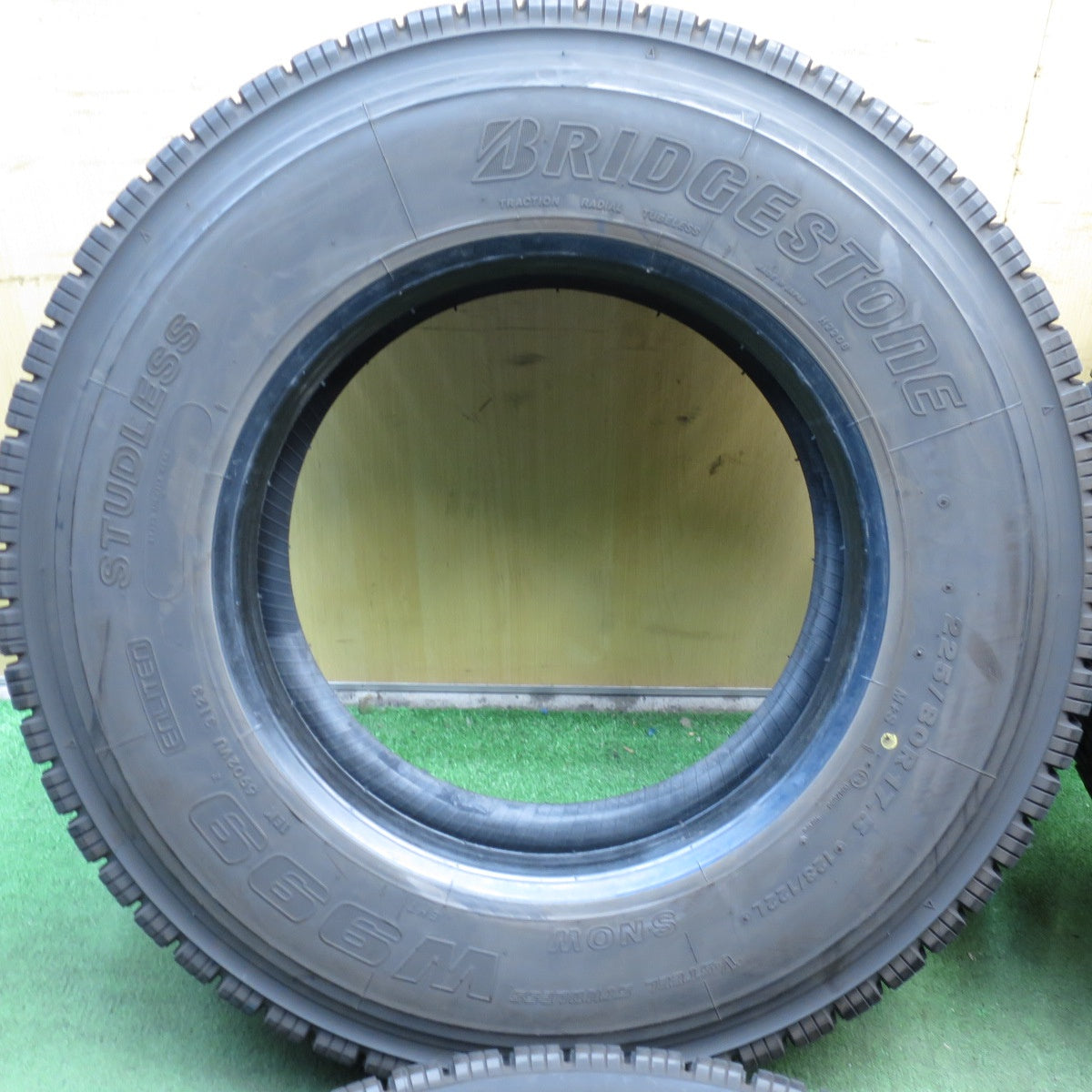 *送料無料* バリ溝！23年！9.5分★トラック タイヤ 225/80R17.5 123/122L スタッドレス ブリヂストン W999 17.5インチ★4032003クスタ