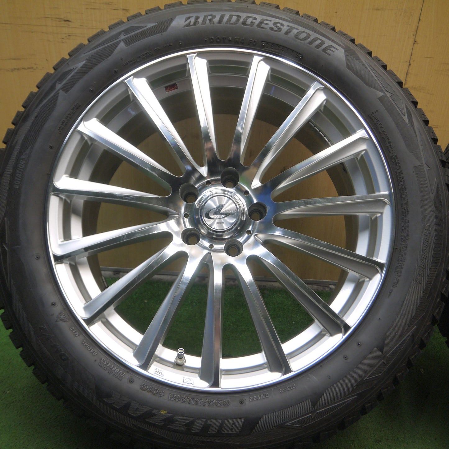 *送料無料* バリ溝！9分★スタッドレス LEONIS FW 235/55R19 ブリヂストン ブリザック DM-V2 レオニス 19インチ PCD114.3/5H★4070305Hス