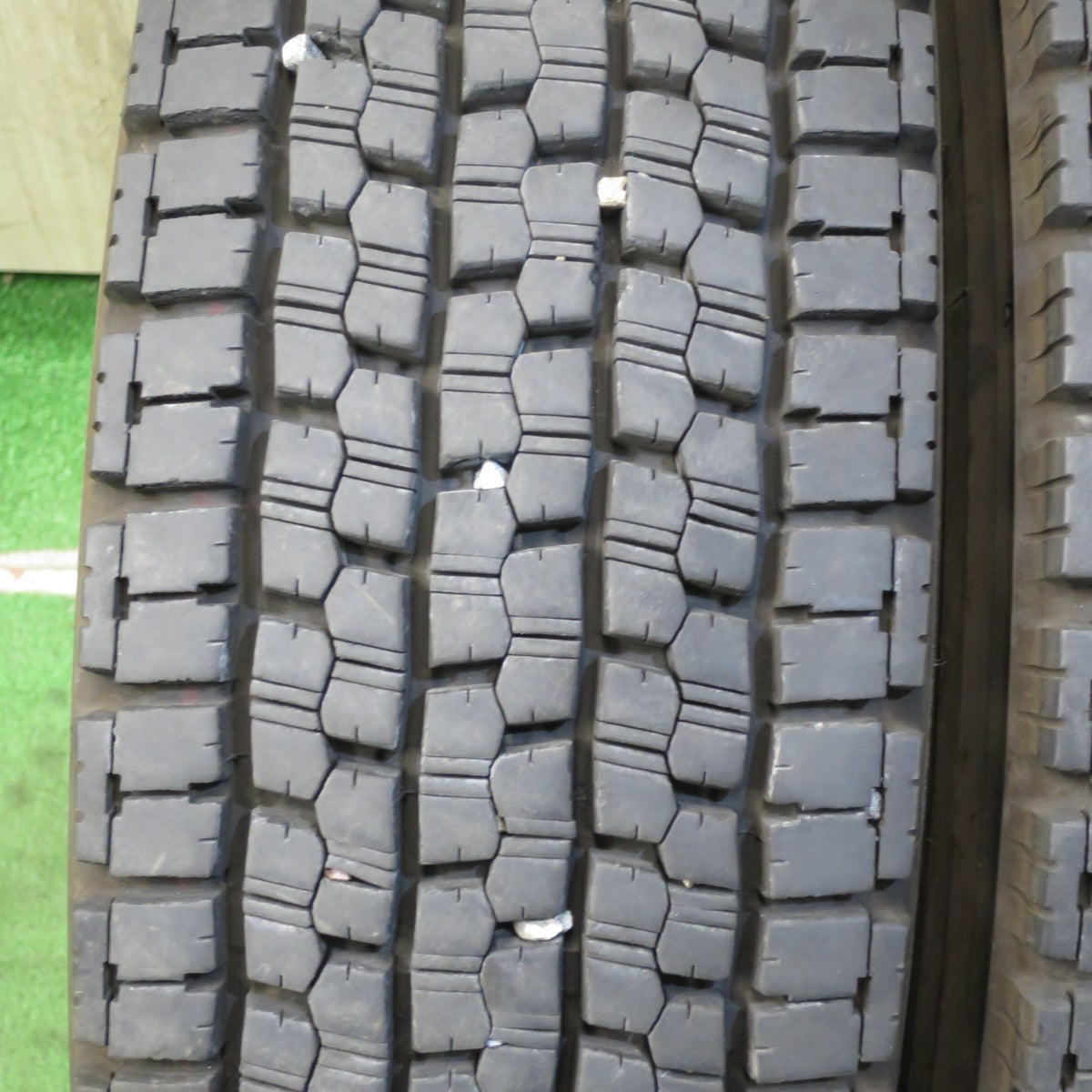 *送料無料* バリ溝！23年！9分★トラック タイヤ 225/80R17.5 123/122L スタッドレス ブリヂストン W999 17.5インチ★4032704クスタ