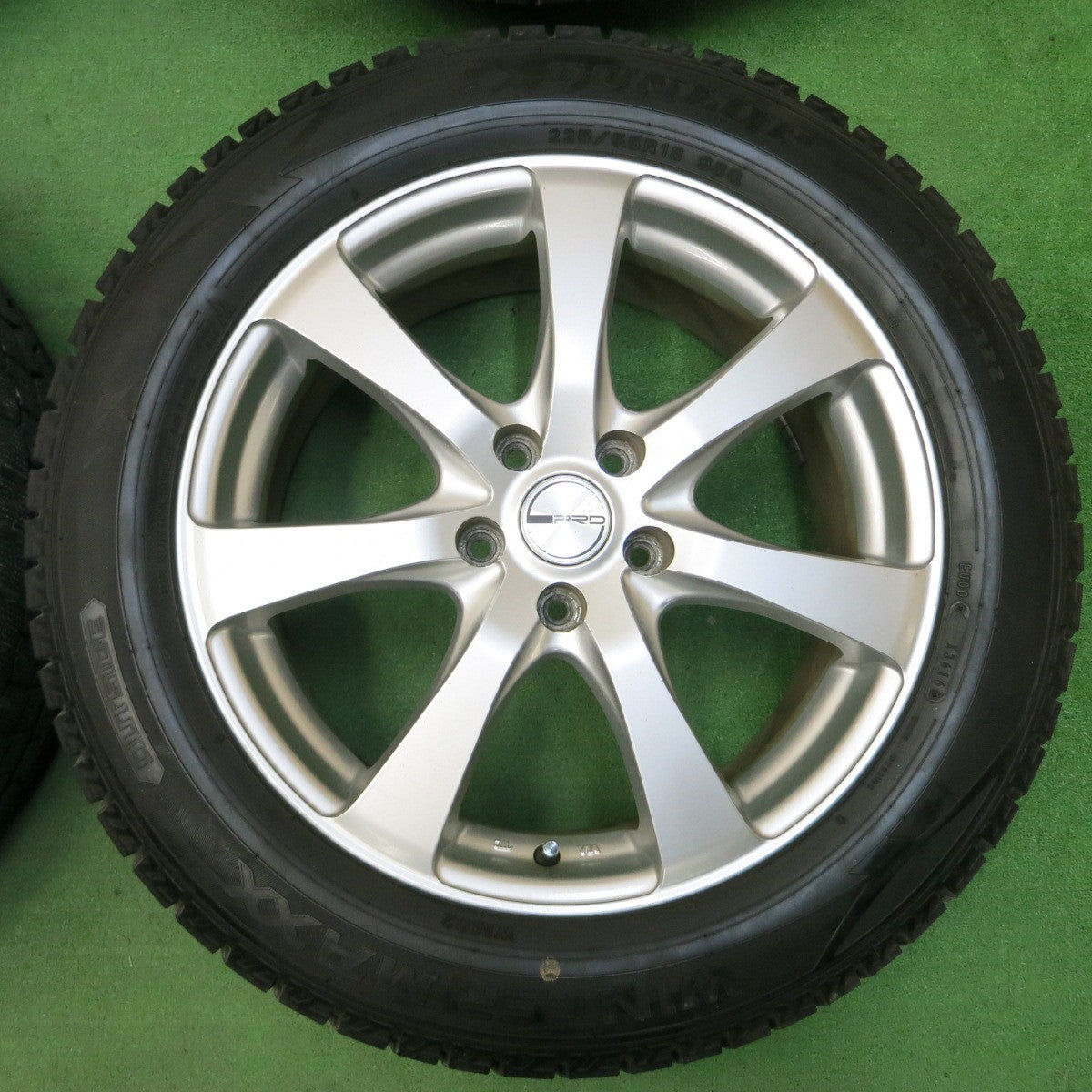 *送料無料* バリ溝！9.5分以上★スタッドレス 225/55R18 ダンロップ ウインターマックス WM02 PRD 18インチ PCD114.3/5H★4041801イス