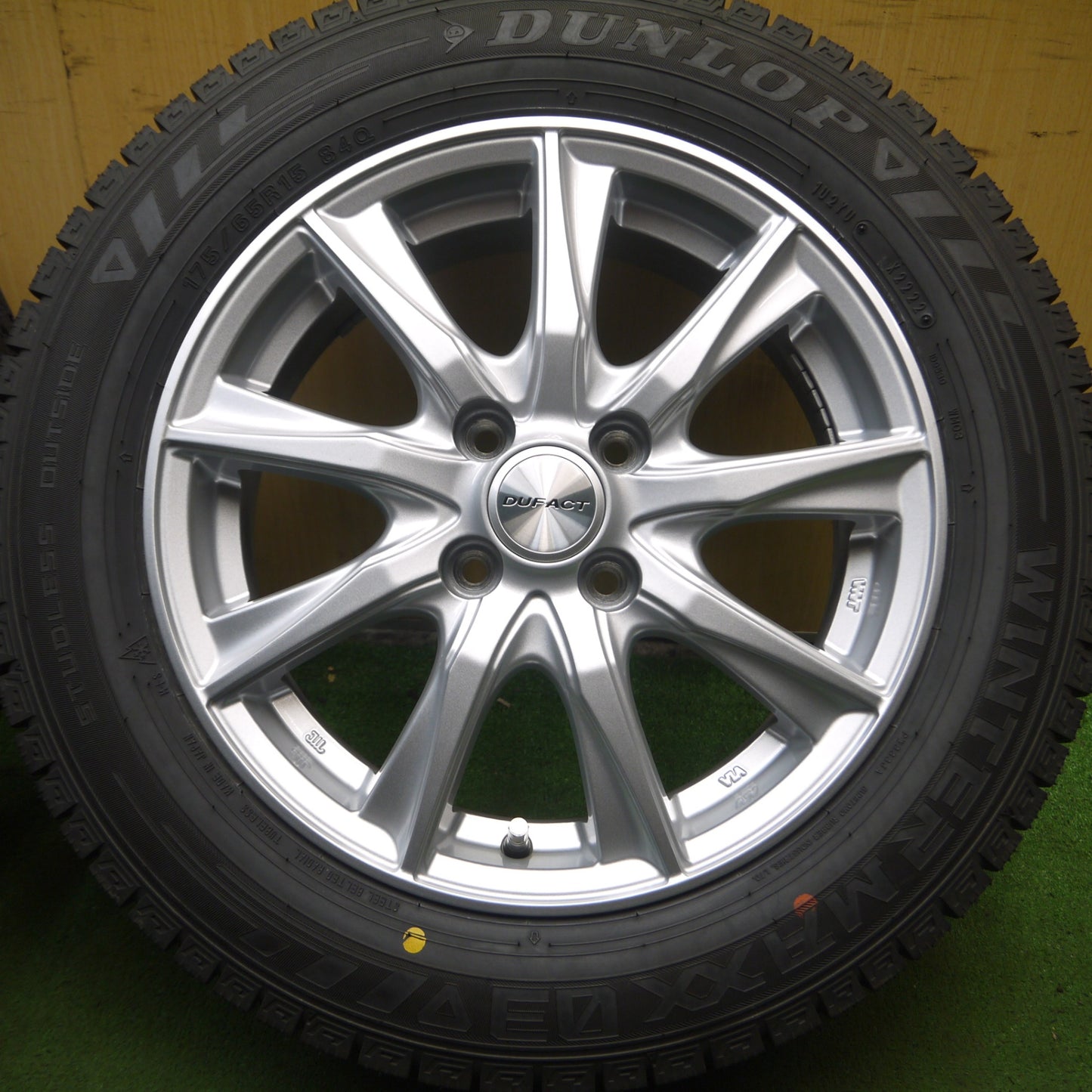 *送料無料* バリ溝！22年！キレイ！9.5分以上★スタッドレス 175/65R15 ダンロップ ウインターマックス03 DUFACT デュファクト 15インチ PCD100/4H★4040902Hス