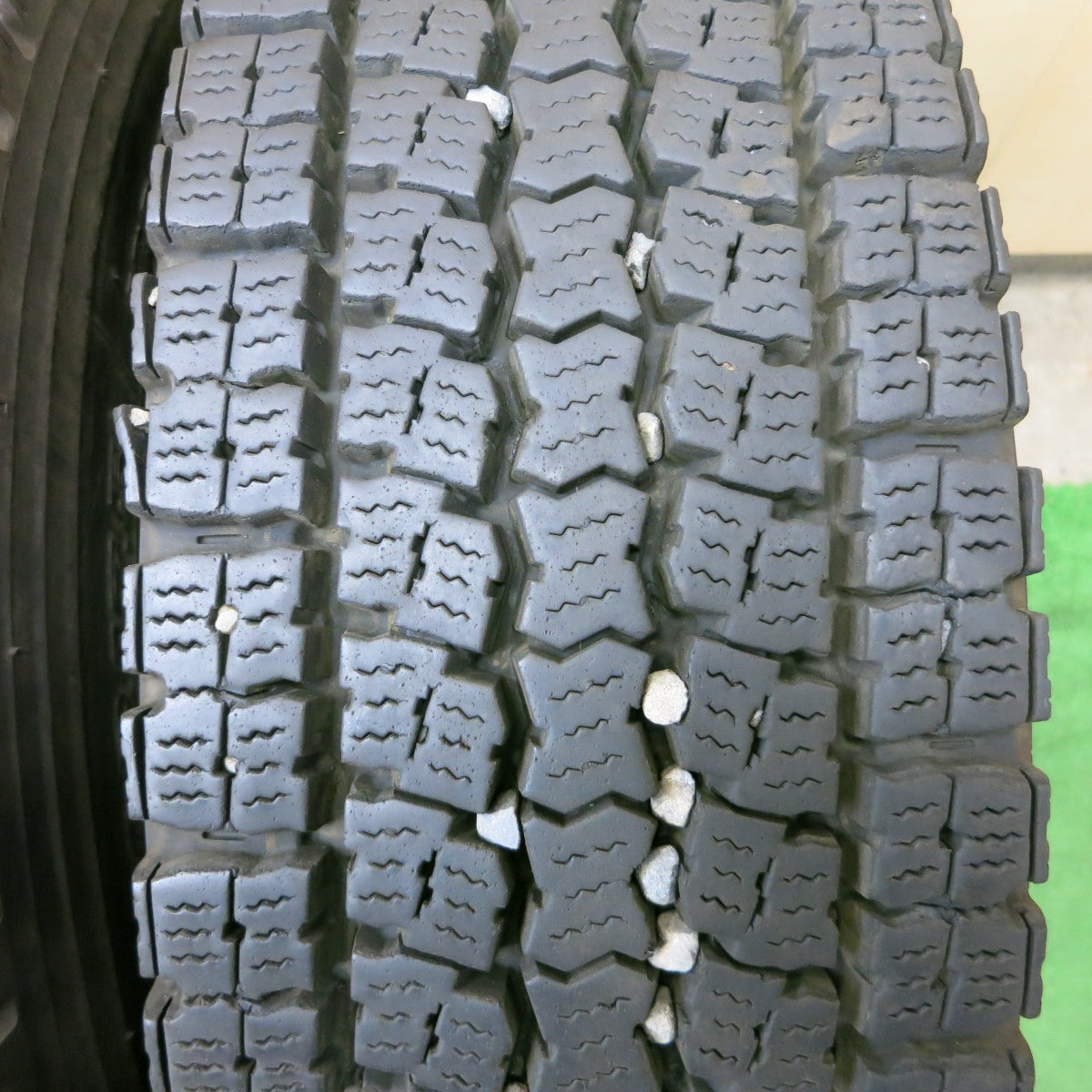 *送料無料* バリ溝！20年！9分★トラック タイヤ 215/70R17.5 123/121J スタッドレス トーヨー M919  17.5インチ★4060703ナスタ