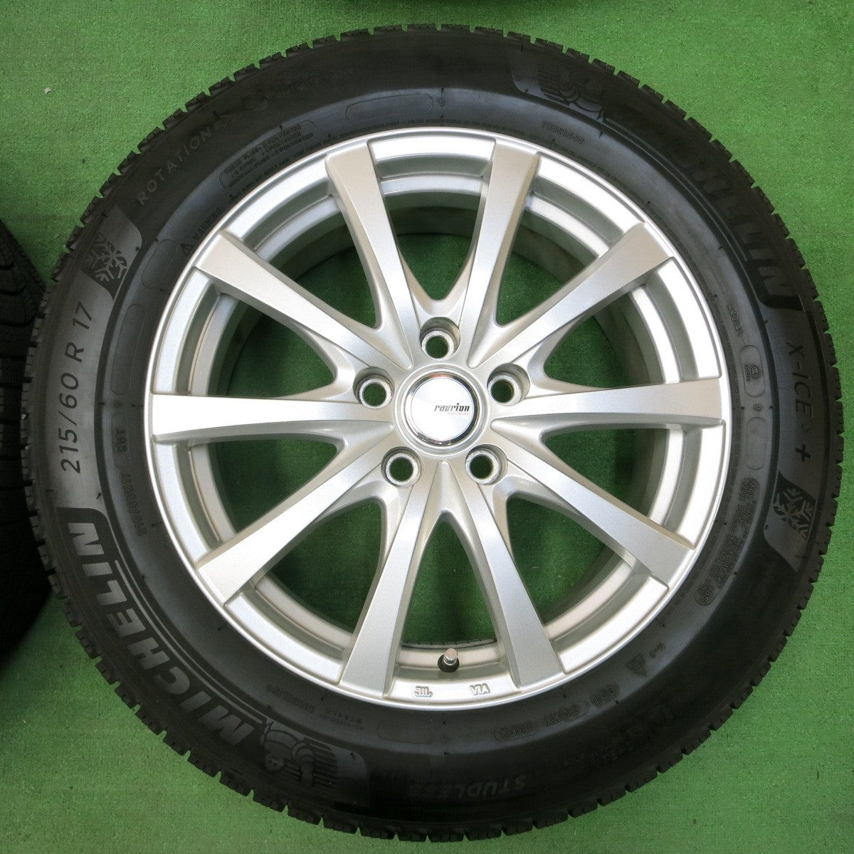 *送料無料* バリ溝！キレイ！9分★スタッドレス 215/60R17 ミシュラン X-ICE3+ ravrion RS01 ラブリオン 17インチ PCD114.3/5H★4052306イス