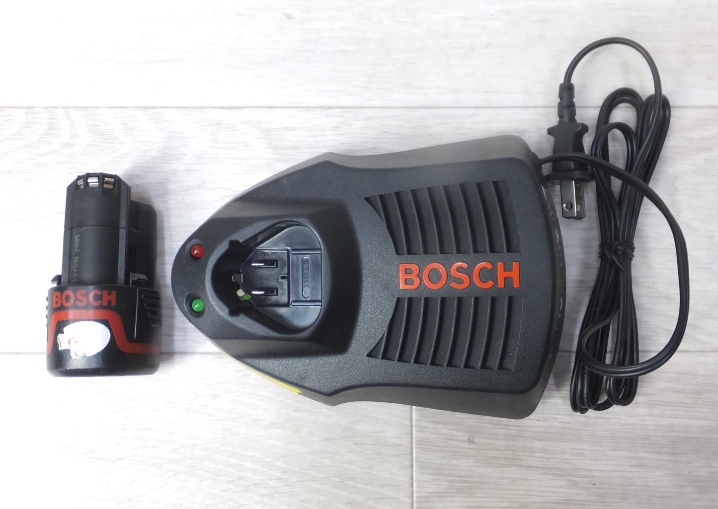 [送料無料] ◆BOSCH ボッシュ コードレス ドライバドリル GSR10,8 V-LI バッテリー 充電器付き 電動工具◆