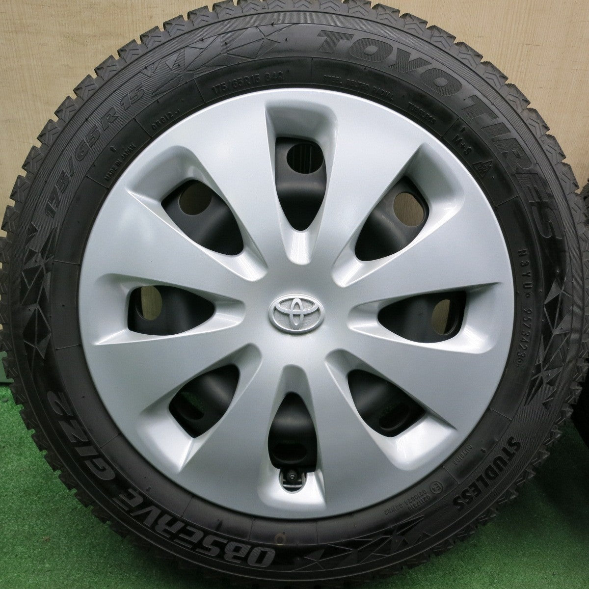 *送料無料* ほぼ未使用！23年！キレイ★トヨタ アクア 純正 スチール 175/65R15 スタッドレス トーヨー オブザーブ GIZ2 15インチ  PCD100/4H★4060201HAス