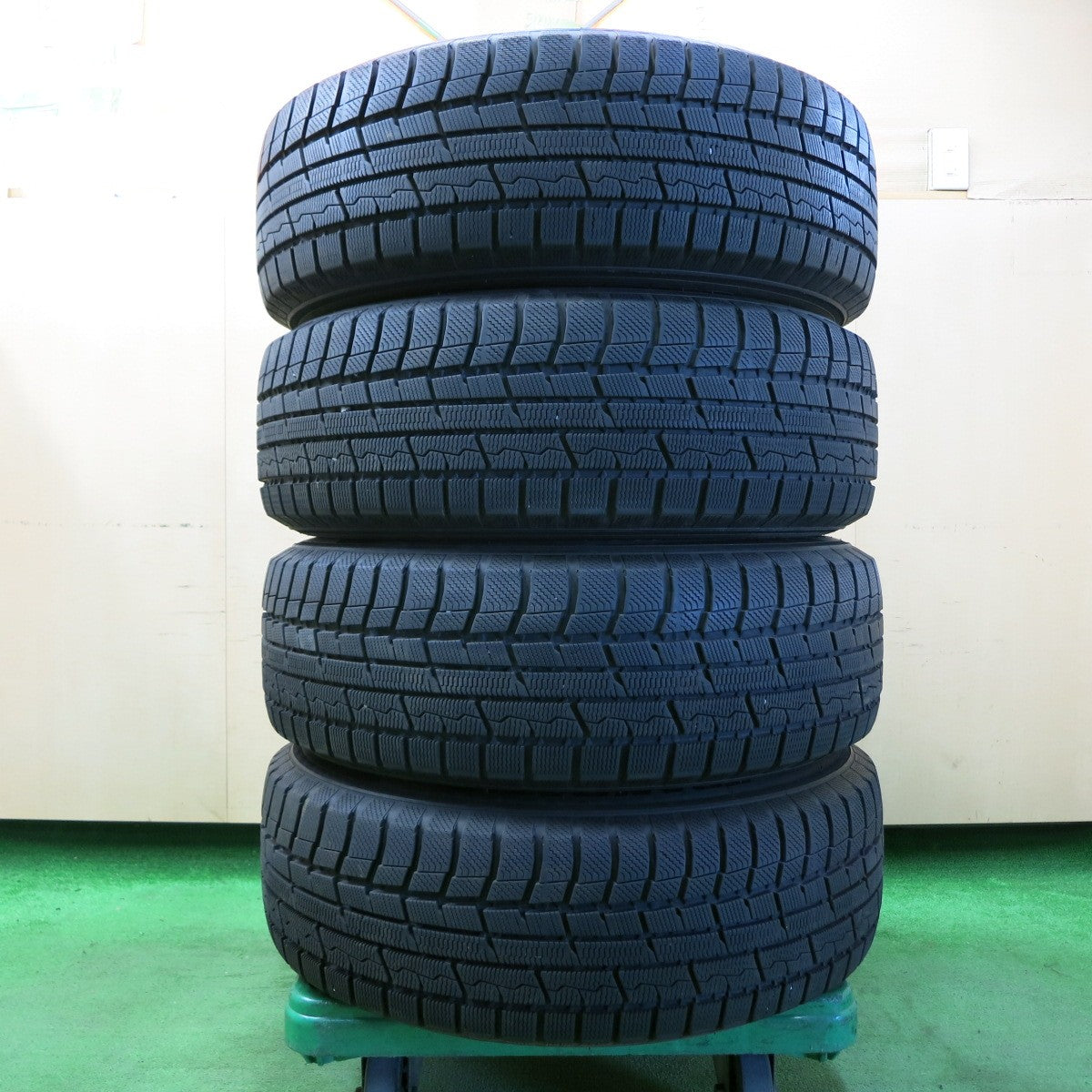 *送料無料* バリ溝！綺麗！9.5分★スタッドレス 225/65R17 トーヨー ウインター トランパス TX AZANE E-10 アザーネ PCD114.3/5H★4050302イス