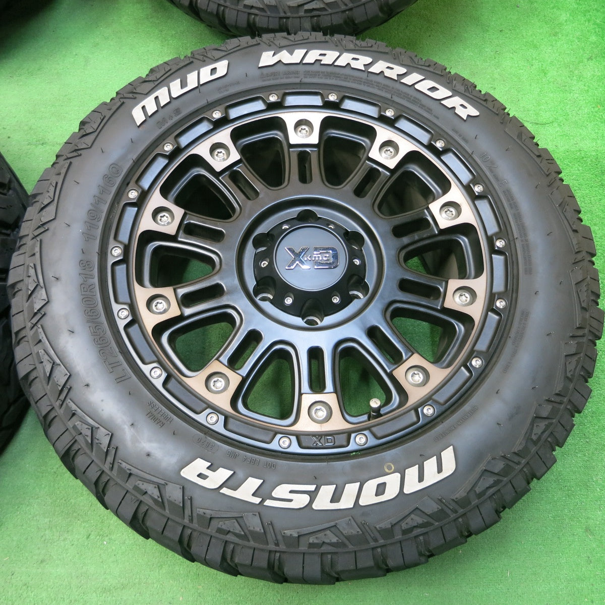 *送料無料* バリ溝！20年！キレイ！9.5分★XD KMC 265/60R18 119/116Q モンスタ MUD WARRIOR ホワイトレター PCD139.7/6H★4031706IMノ