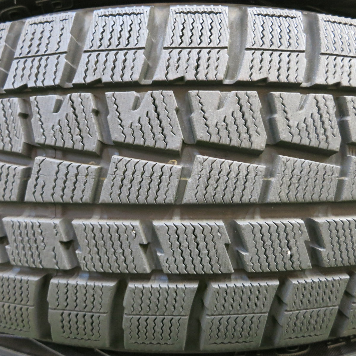 *送料無料* バリ溝！キレイ！9.5分以上★スタッドレス 215/55R17 ダンロップ ウインターマックス WM01 PRD 17インチ PCD114.3/5H★4031611イス