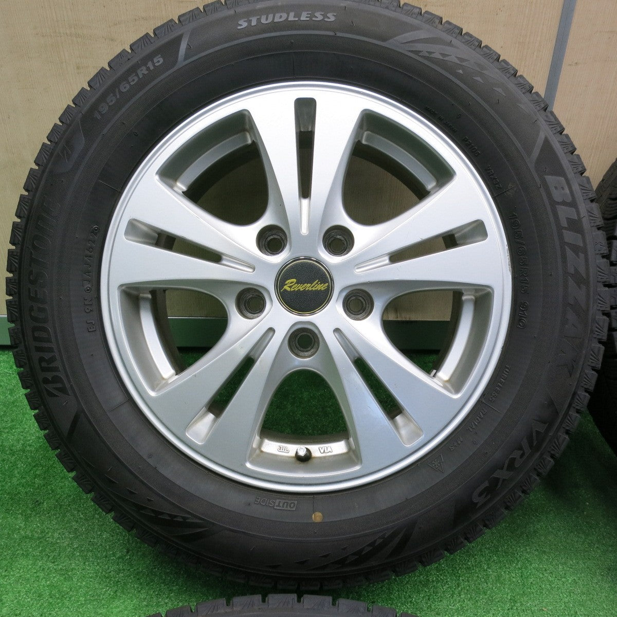 [送料無料] バリ溝！22年！9.5分★スタッドレス 195/65R15 ブリヂストン ブリザック VRX3 Reverline リバーライン 15インチ PCD114.3/5H★4120507TNス