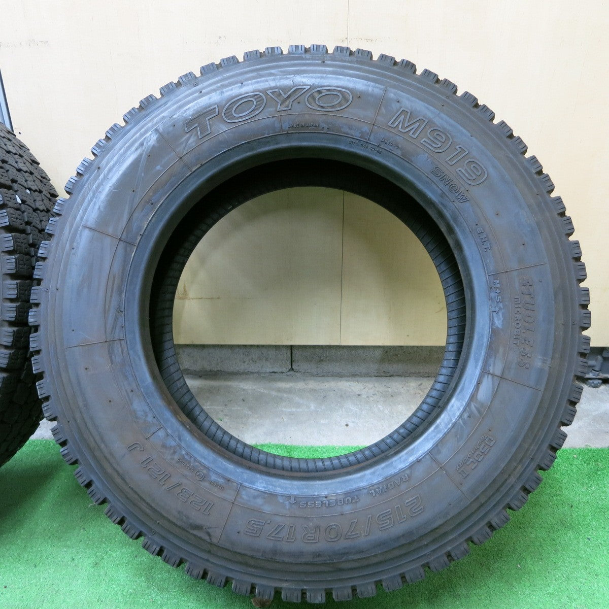 *送料無料* バリ溝！20年！9分★トラック タイヤ 215/70R17.5 123/121J スタッドレス トーヨー M919 17.5インチ★4060704ナスタ