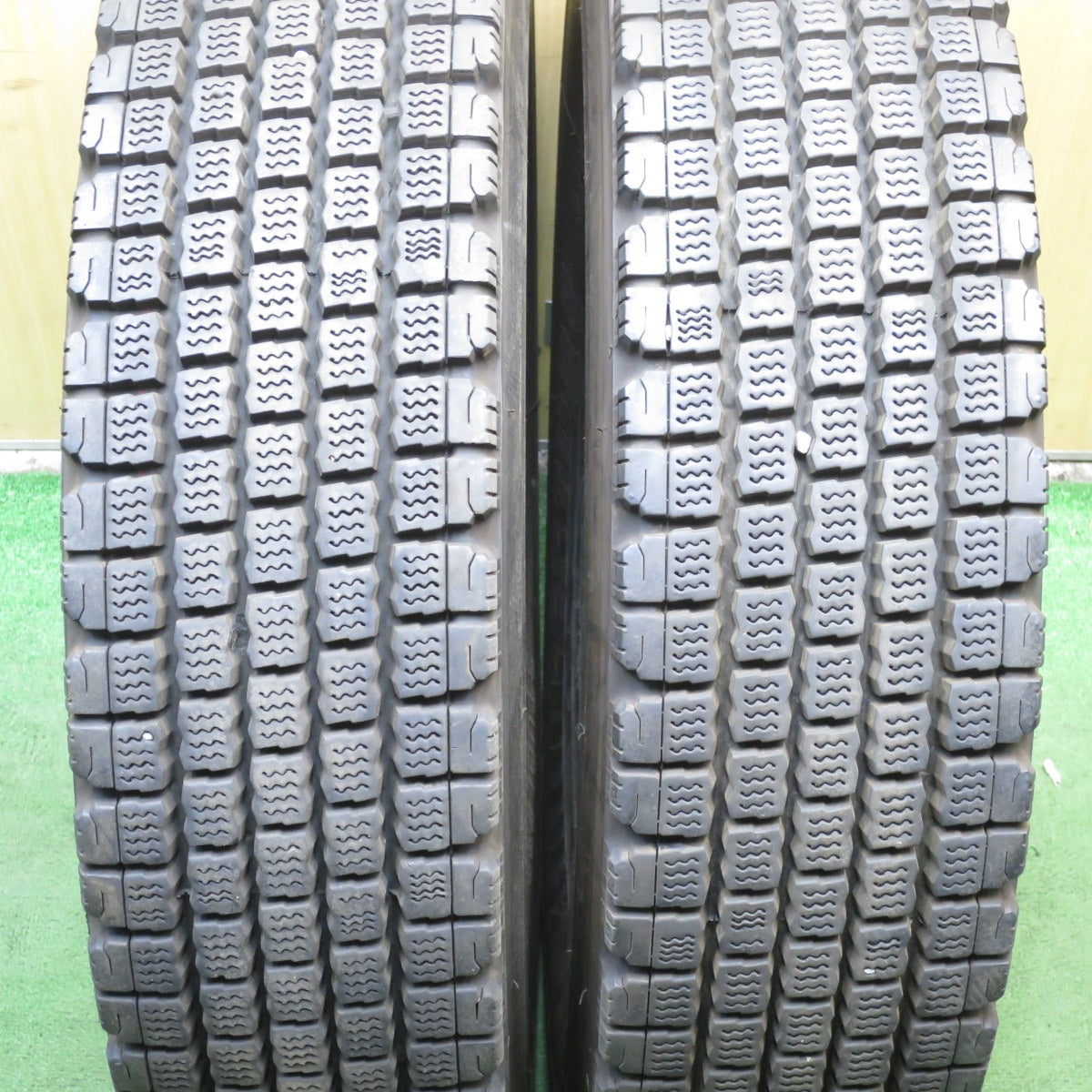 *送料無料* バリ溝！21年！9.5分★トラック タイヤ 225/90R17.5 127/125L スタッドレス ブリヂストン W910 17.5インチ★4052903クスタ