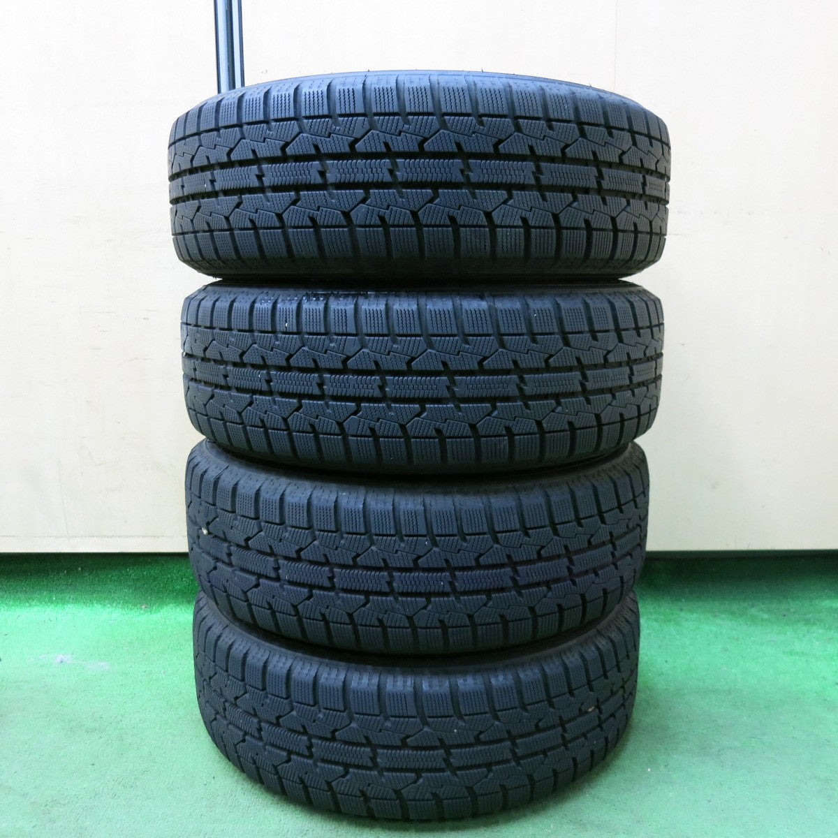 [送料無料] バリ溝！22年！キレイ！9.5分以上★シエンタ 等 185/60R15 スタッドレス トーヨー オブザーブ ガリット GIZ SG-E 15インチ PCD100/5H★4121111SYス