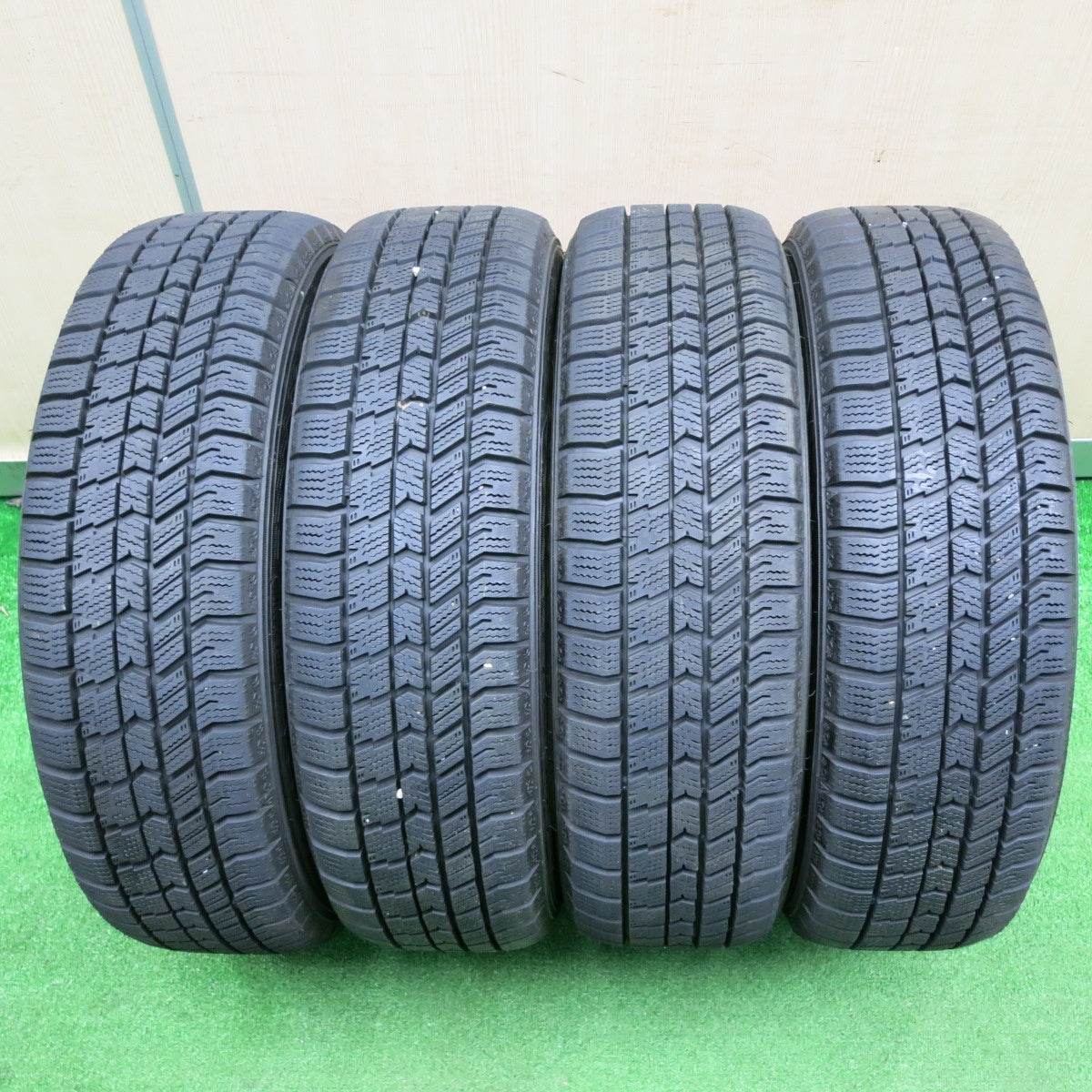 [送料無料] 超バリ溝！22年！キレイ！9.5分以上★スタッドレス 155/65R14 グッドイヤー アイスナビ8 STRANGER ストレンジャー 14インチ PCD100/4H★4120901TNス