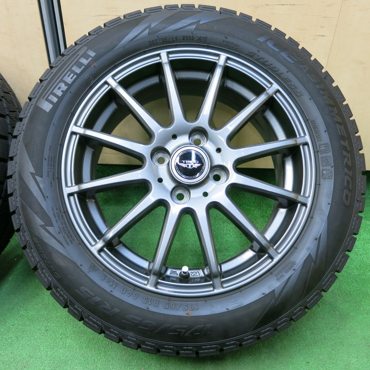 *送料無料* バリ溝！キレイ！9.5分★スタッドレス 175/65R15 ピレリ アイスアシンメトリコ TEAD テッド 15インチ PCD114.3/4H★4051112イス